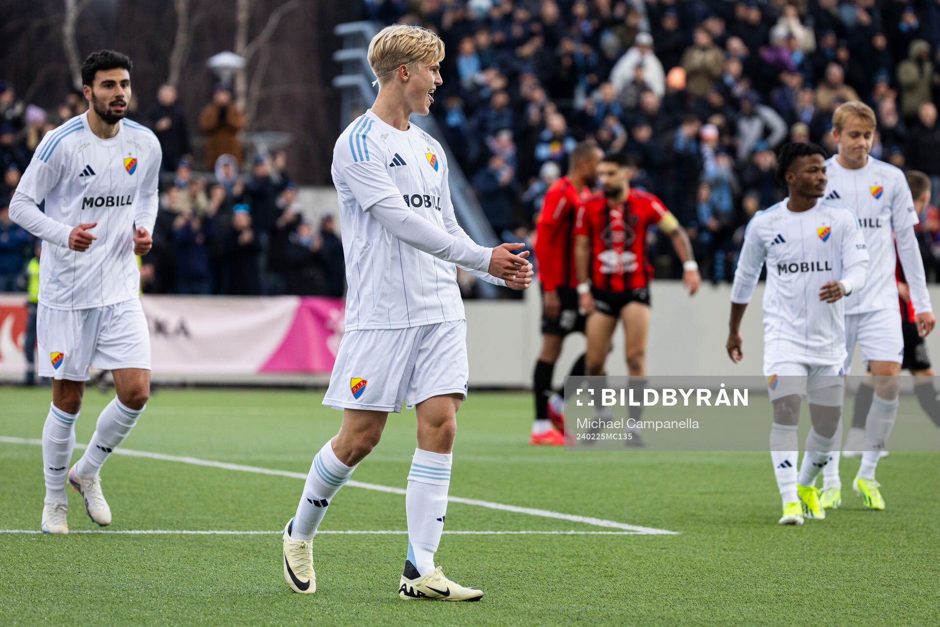 Djurgårdens Lucas Bergvall jublar 0-2 målet