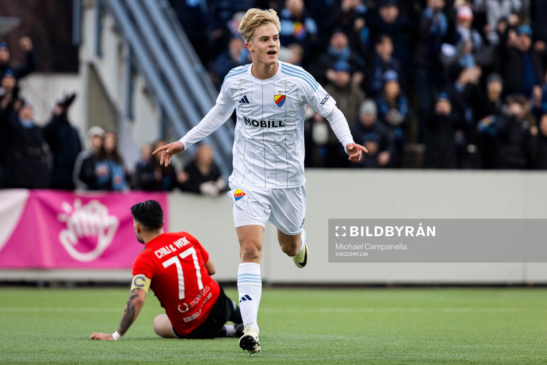 Djurgårdens Lucas Bergvall jublar 0-2 målet