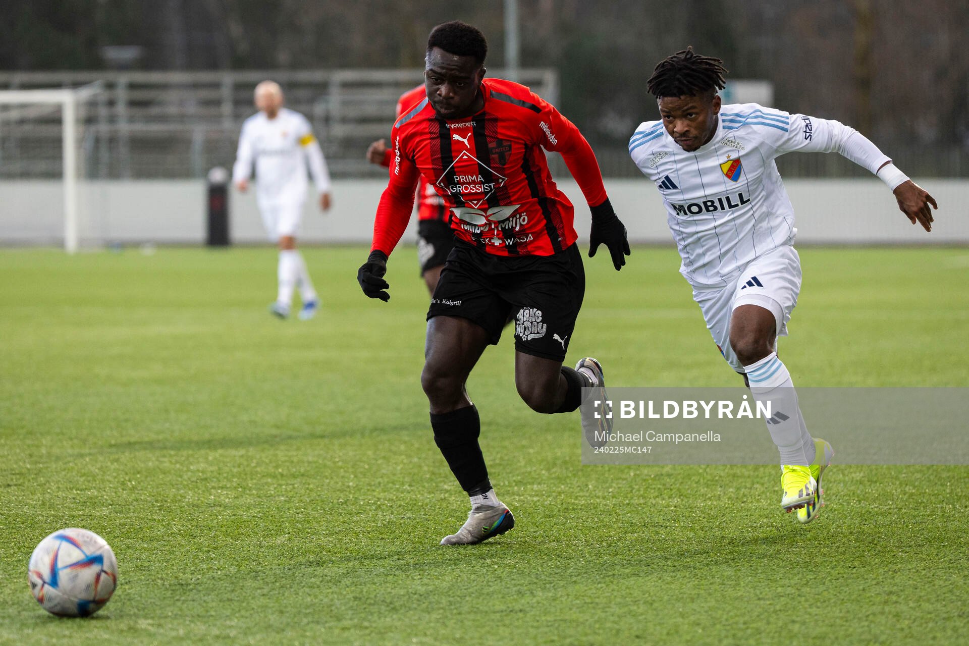 Djurgårdens Felix Va och Nordic Uniteds Emmanuel Swedi