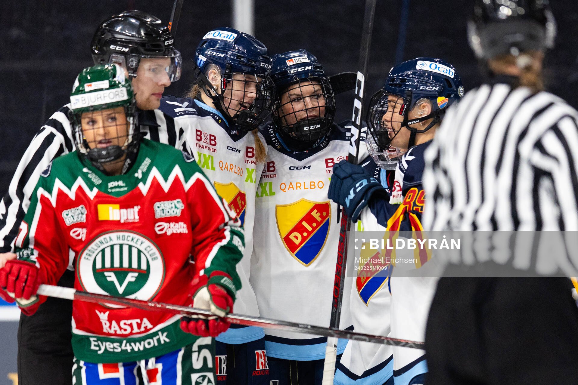 Djurgårdens Tereza Plosova jublar med lagkamrater