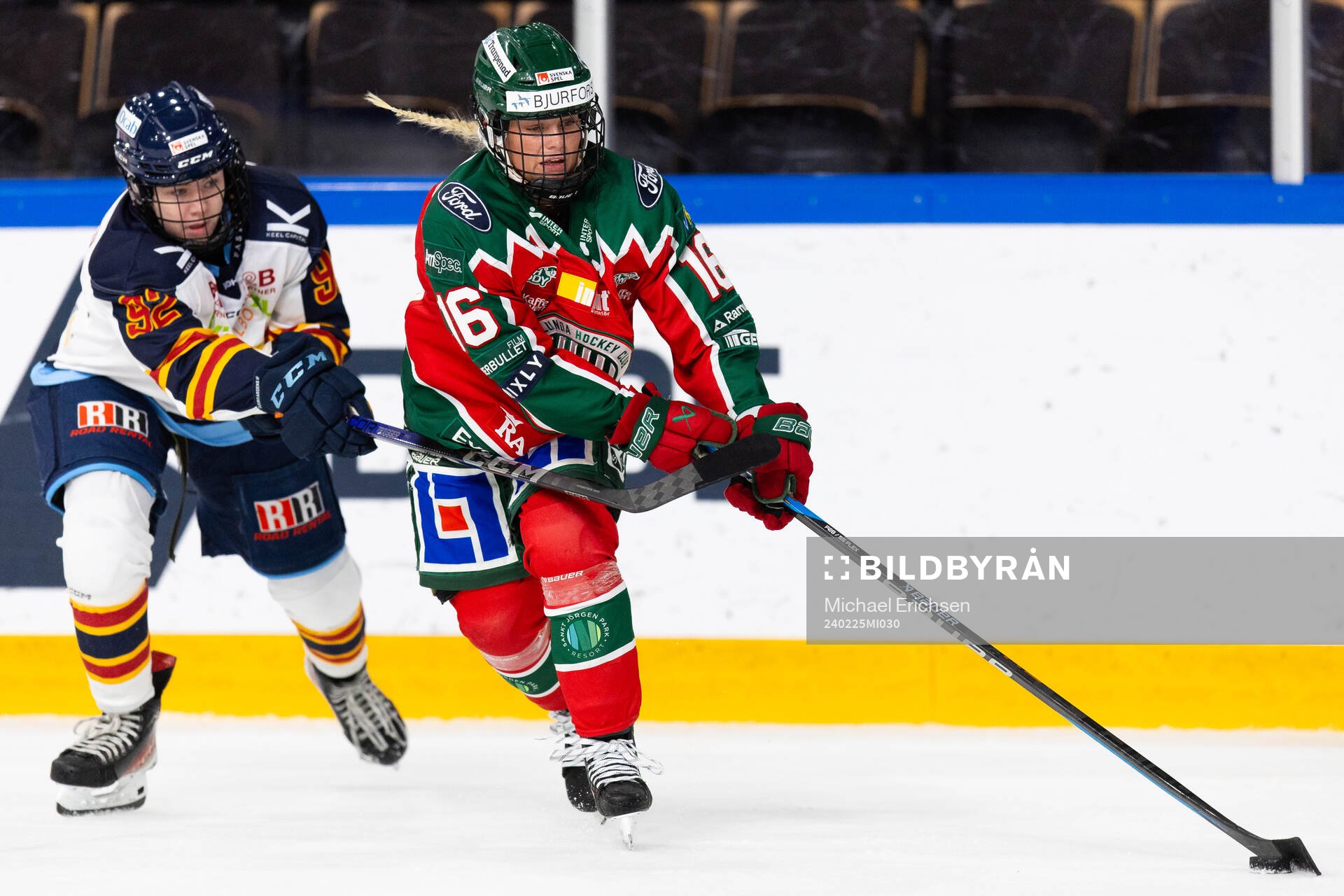 Djurgårdens Ellen Laurence och Frölundas Jennifer Carlsson