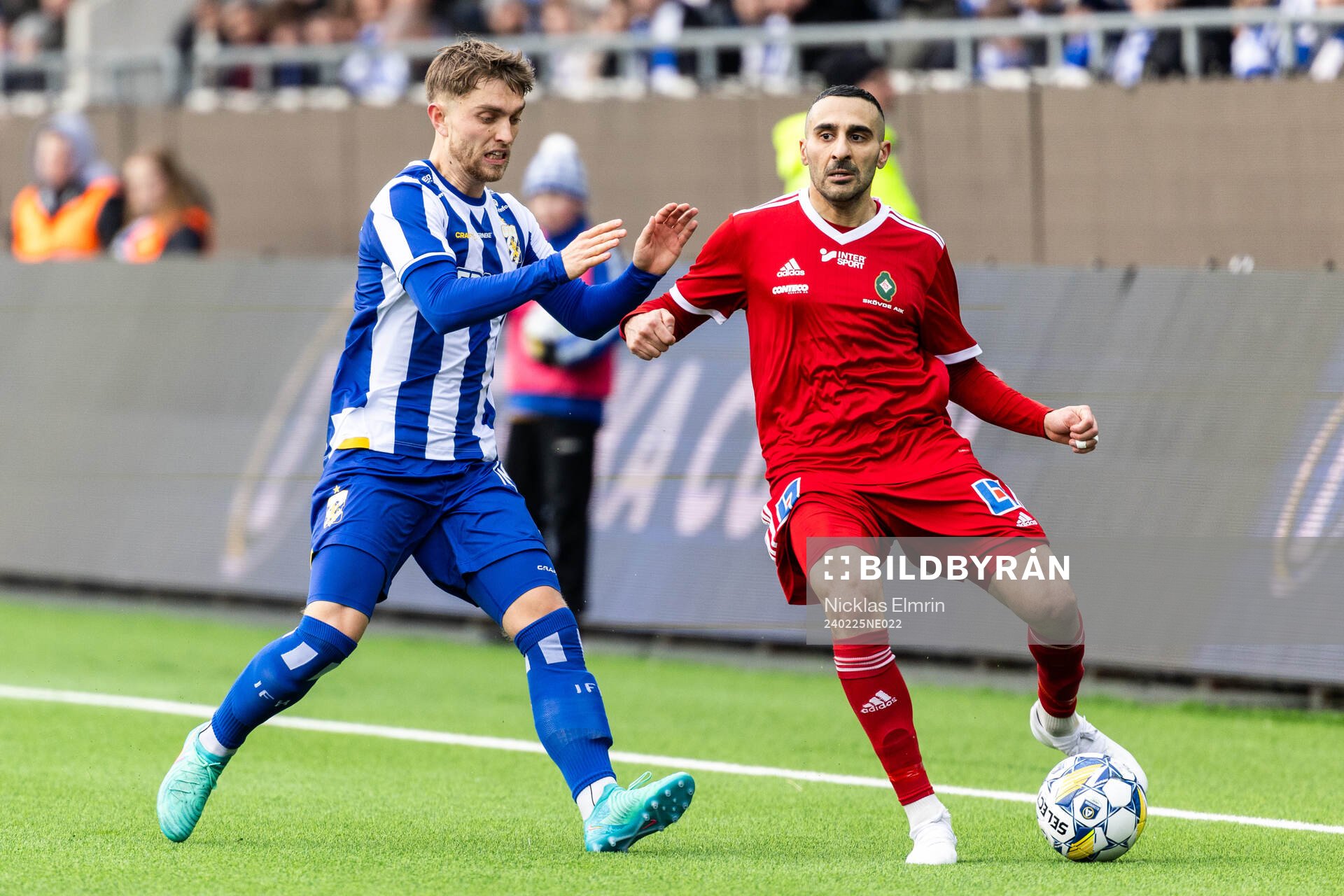 IFK Göteborgs Andreas Pyndt och Skövde AIKs Sargon Abraham under fotbollsmatchen i Svenska Cupen mellan IFK Göteborg och Skövde AIK den 25 februari 2024 i Göteborg.