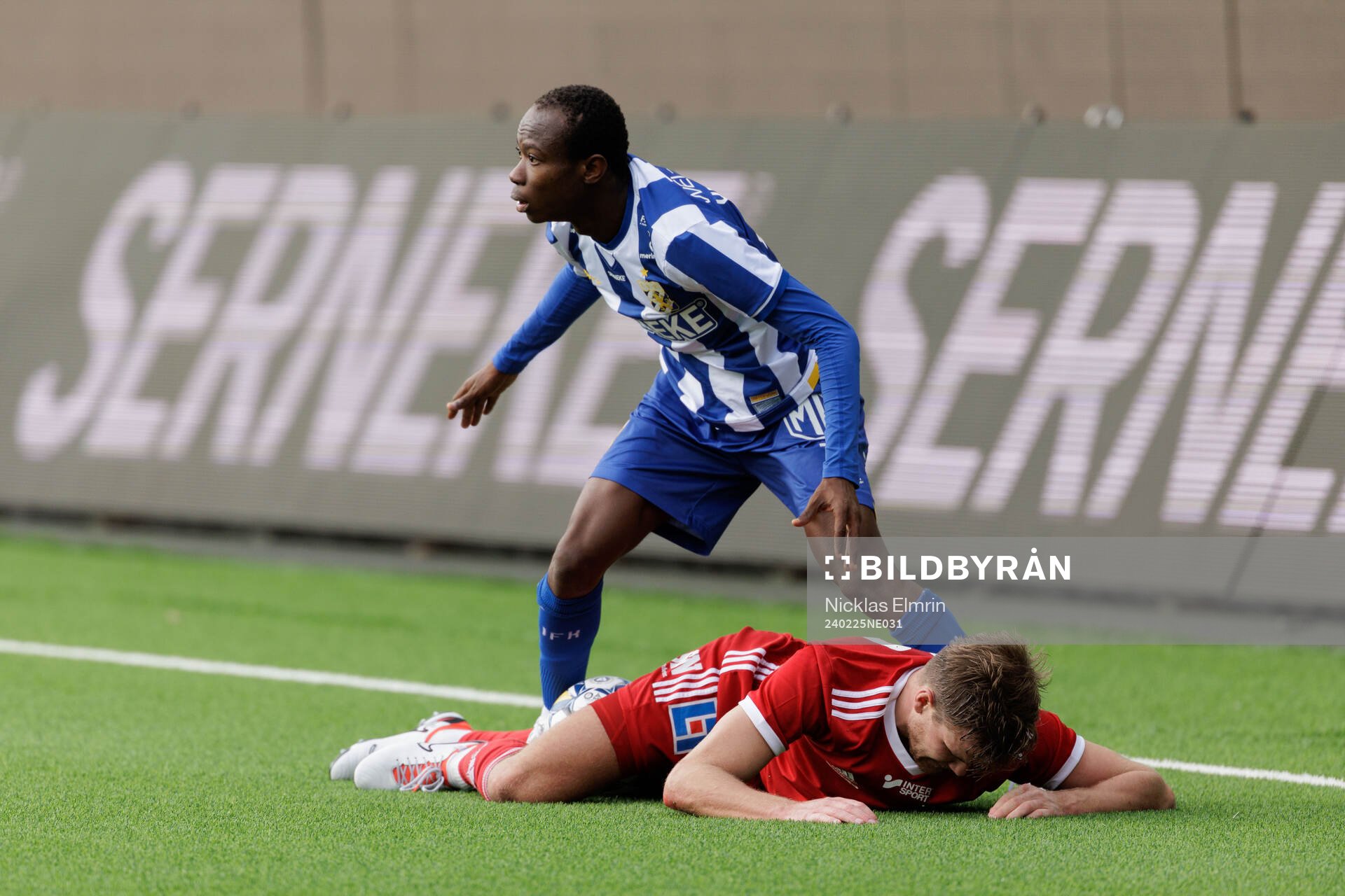 IFK Göteborgs Malick Junior Yalcouye mot Skövde AIKs Žiga Ovsenek under fotbollsmatchen i Svenska Cupen mellan IFK Göteborg och Skövde AIK den 25 februari 2024 i Göteborg.