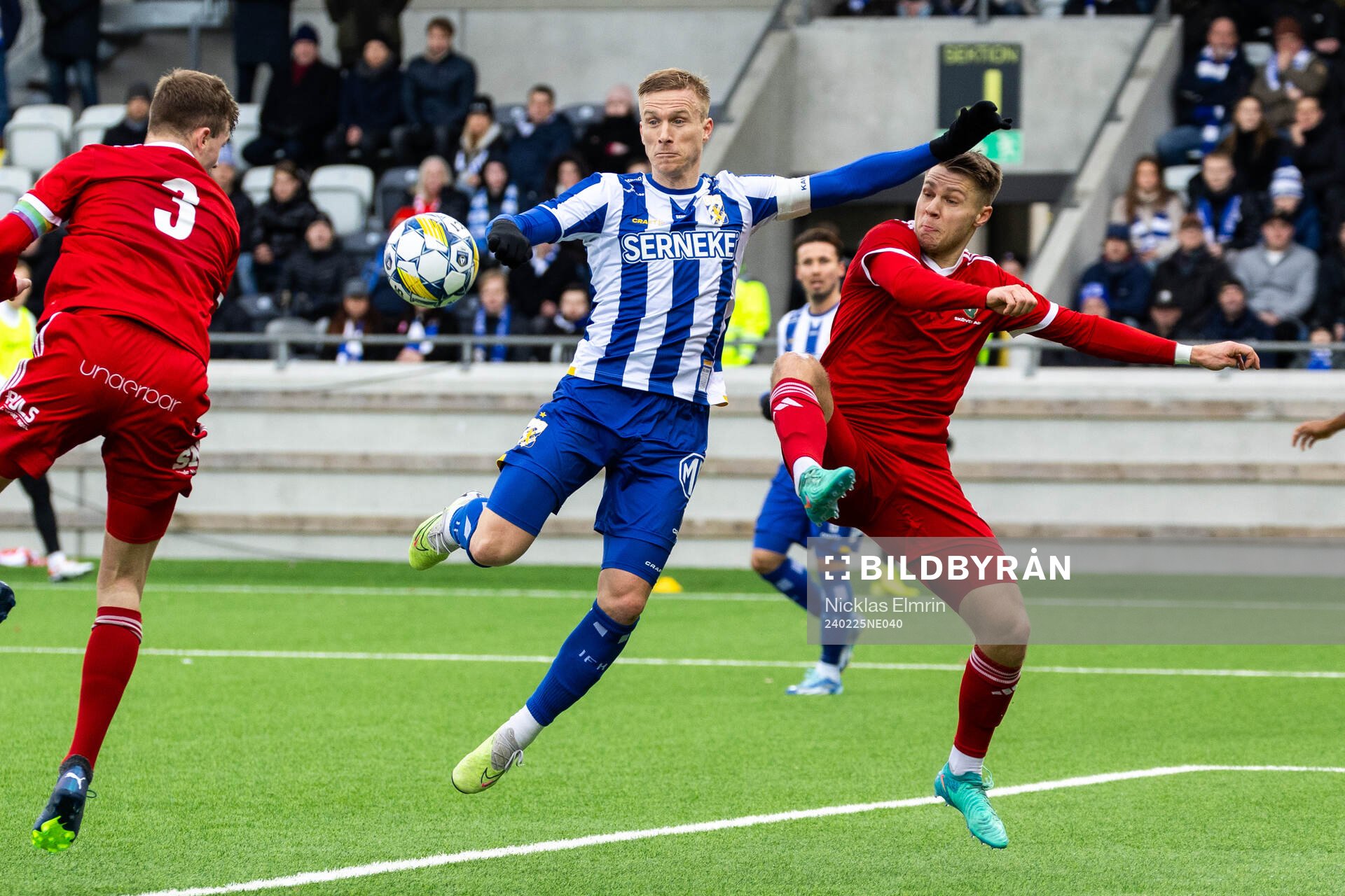 IFK Göteborgs Oscar Wendt och Skövde AIKs Gustav Broman under fotbollsmatchen i Svenska Cupen mellan IFK Göteborg och Skövde AIK den 25 februari 2024 i Göteborg.