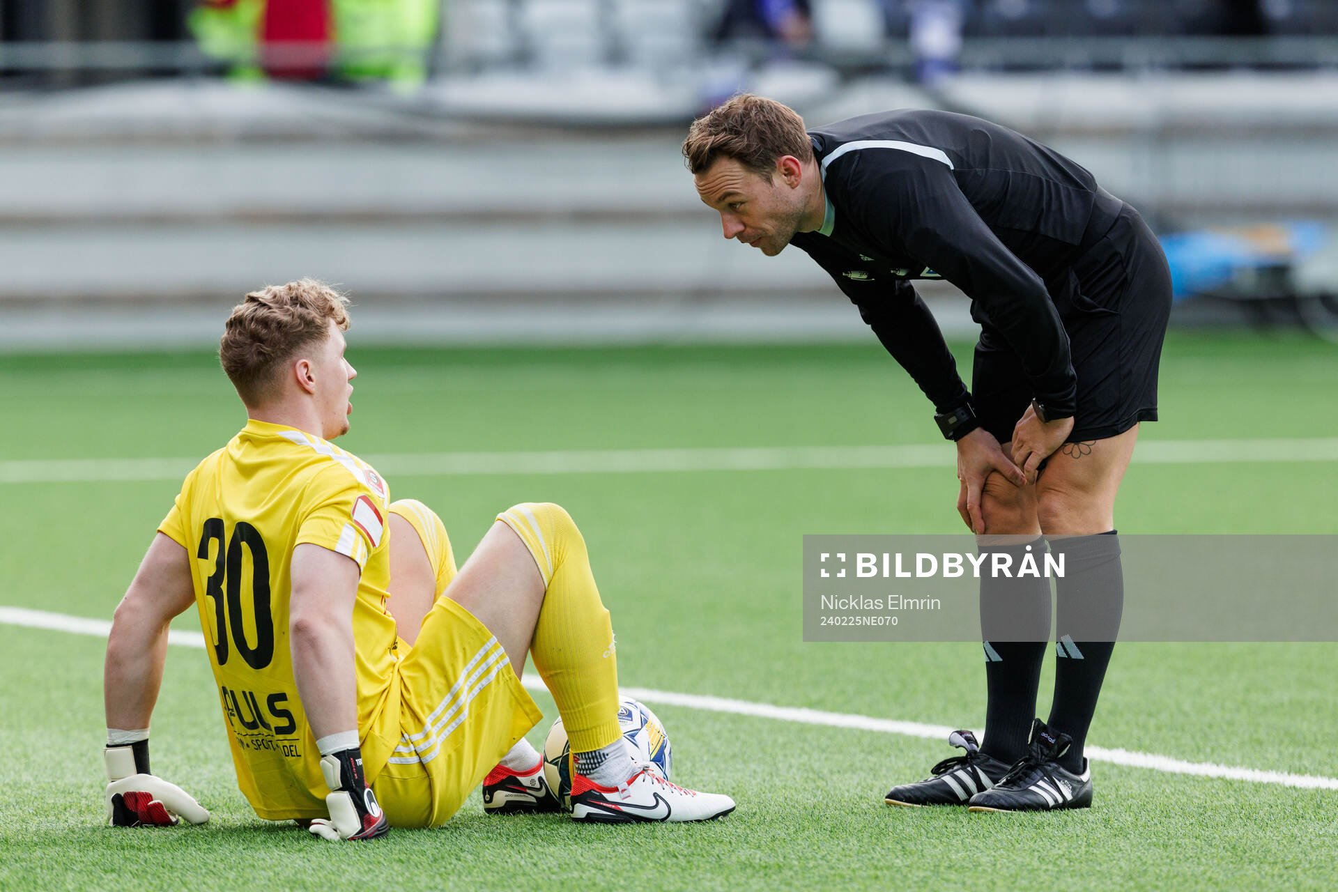 Skövde AIKs Filip Schyberg och Domare Kristoffer Karlsson