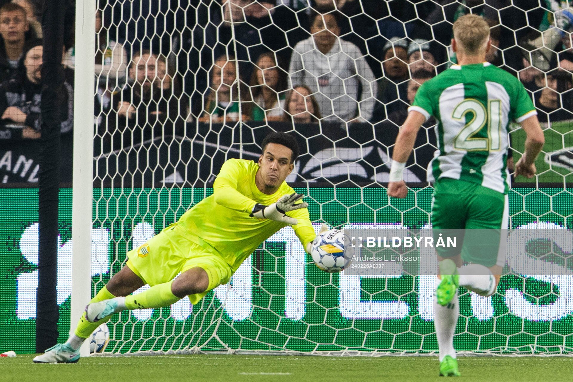Hammarbys målvakt Oliver Dovin med en räddning