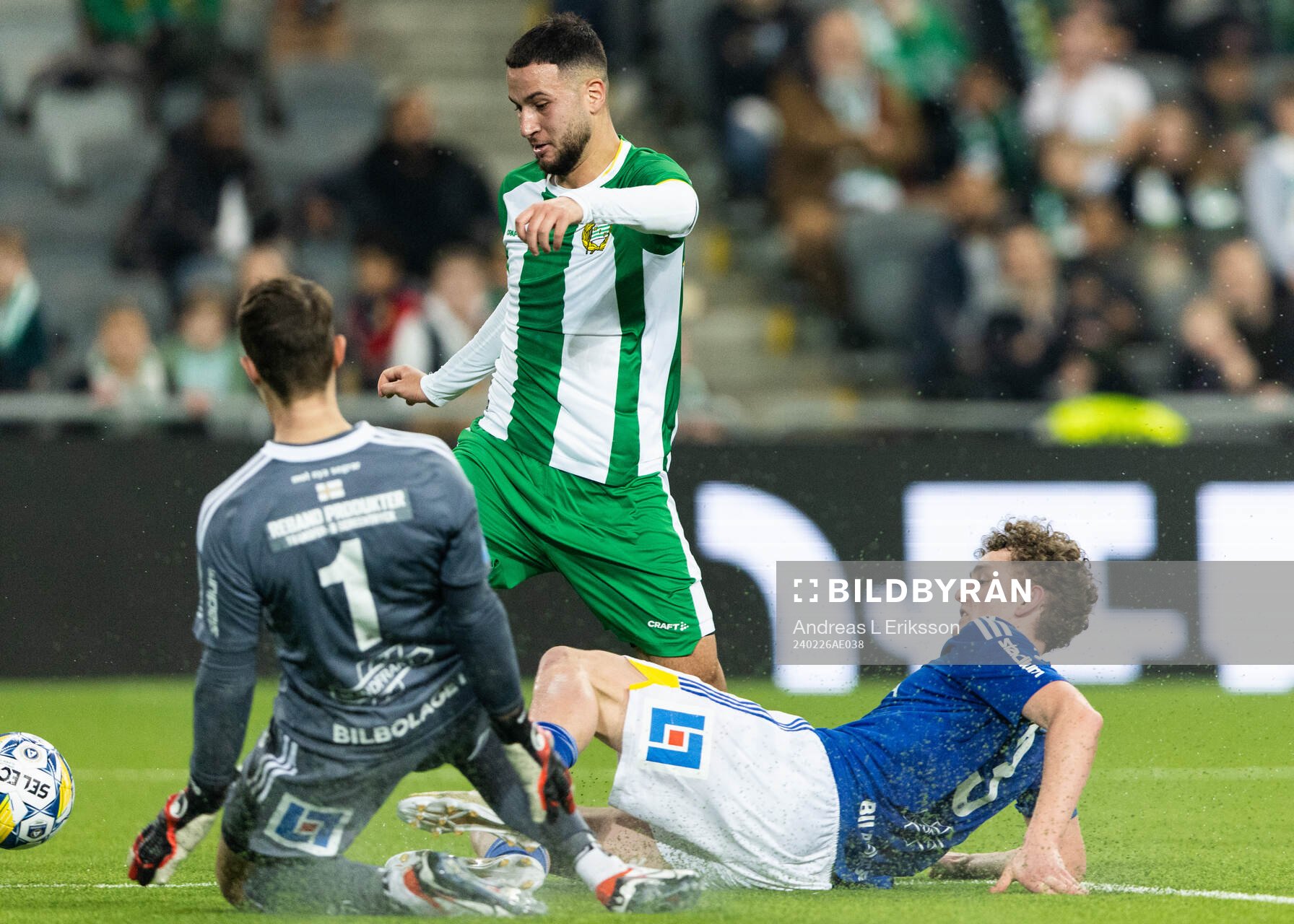 Hammarbys Abdelrahman Boudah Saidi utmanar GIF Sundsvalls målvakt Jonas Olsson och Anton Mossnelid under fotbollsmatchen i Svenska Cupen mellan Hammarby och GIF Sundsvall den 26 februari 2024 i Stockholm.