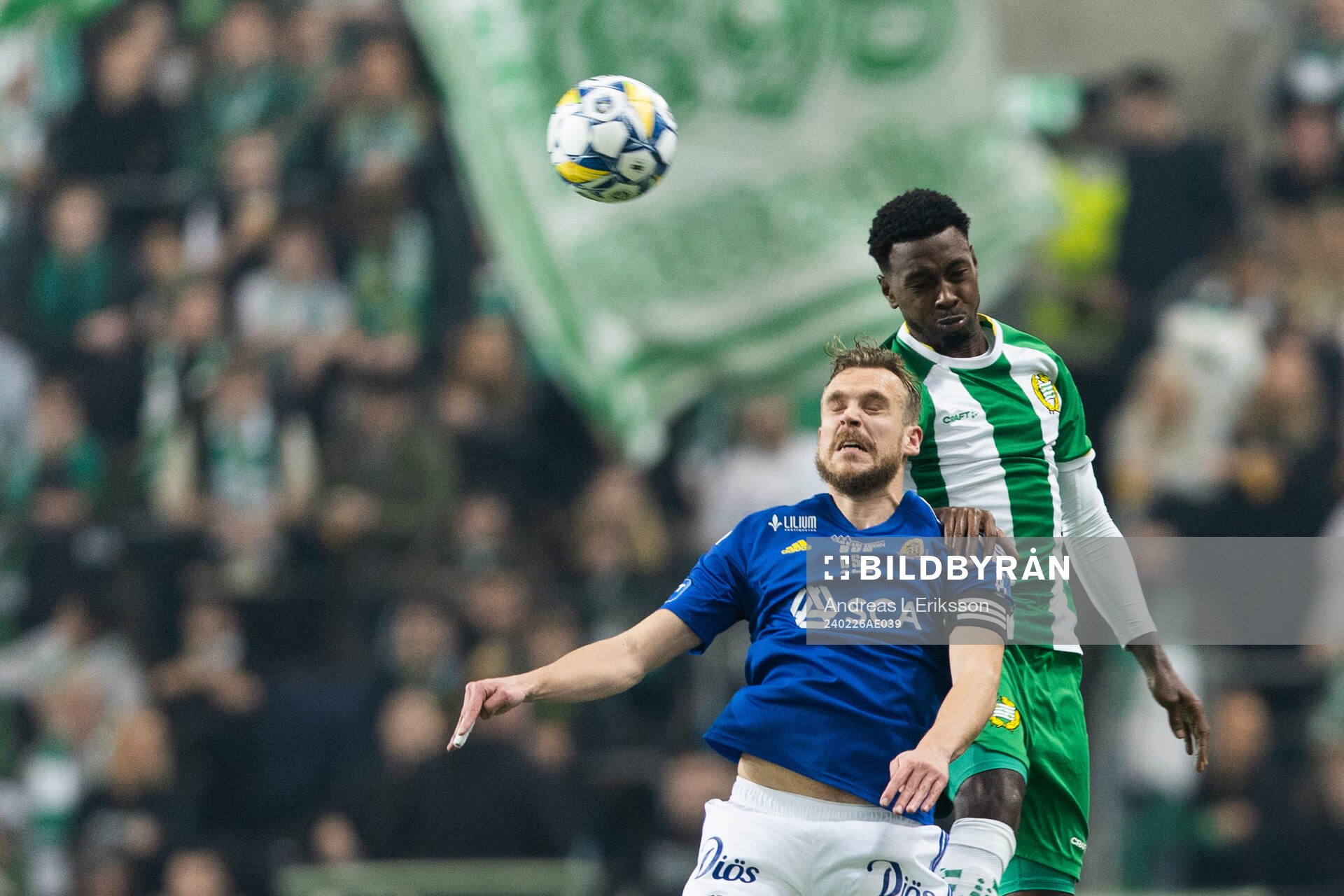 GIF Sundsvalls Pontus Engblom i en nickduell med Hammarbys