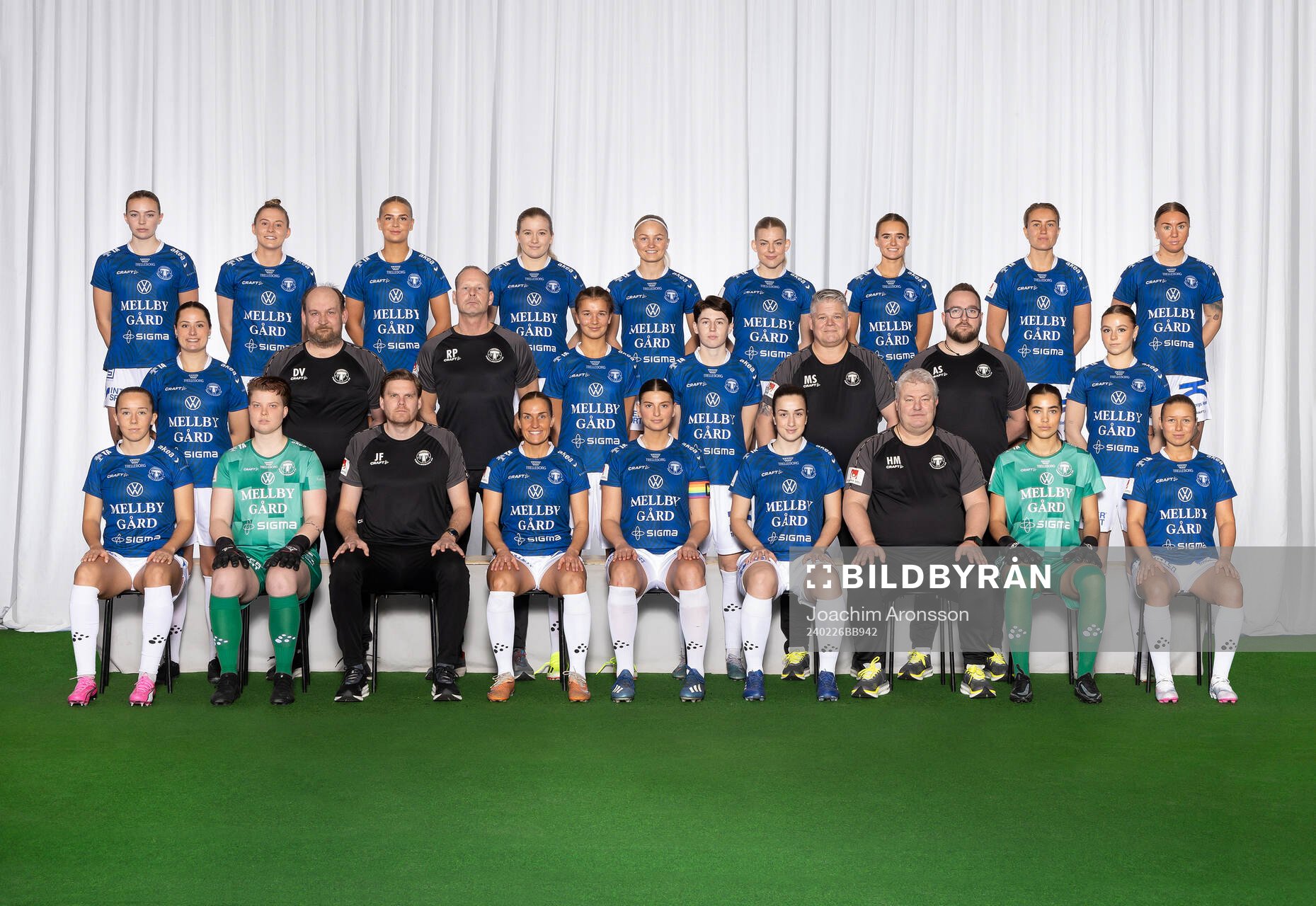 Trelleborg poserar för en lagbild den 26 februari 2024 i Trelleborg. Bakre ledet från vänster: Amanda Olsson, Sofie Rewucha, Moa Karlsson, Olivia Strid, Lova Sternfeldt, Jennifer Lilliehöök, Rio Strand, Viktoria Persson, Linnea Prambrant. Mittenledet från vänster: Thea Birgerud, materialare Danny Villadsen, fys/fysio Robert Prytz, Thelma Persson Welin, Irmeli Jonsson, assisterande tränare Magnus Säll, målvaktstränare Axel Szabo, Alice Egnér. Sittande från vänster: Athinna Persson Lundgren, Emma Svensson, huvudtränare Joakim Felldin, Hanna Persson, Saga Ollerstam, Edina Filekovic, assisterande tränare Hans Malmgren, Ebba Steen, Elina Lenir.