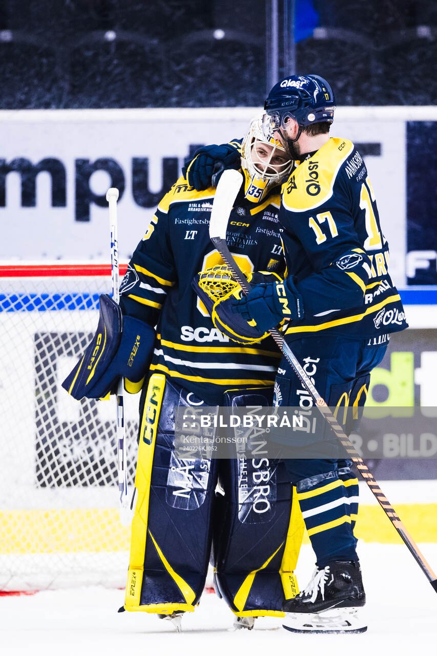Södertäljes målvakt Tomas Sholl och Amil Krupic jublar