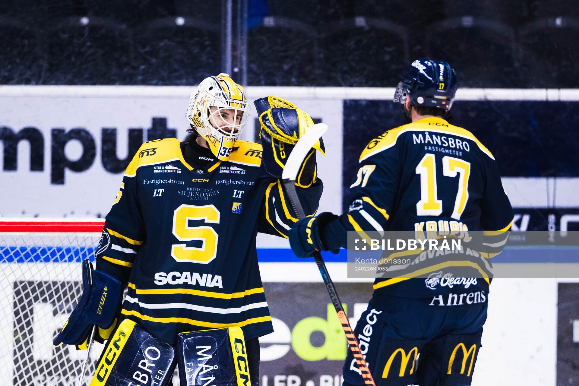 Södertäljes målvakt Tomas Sholl och Amil Krupic jublar