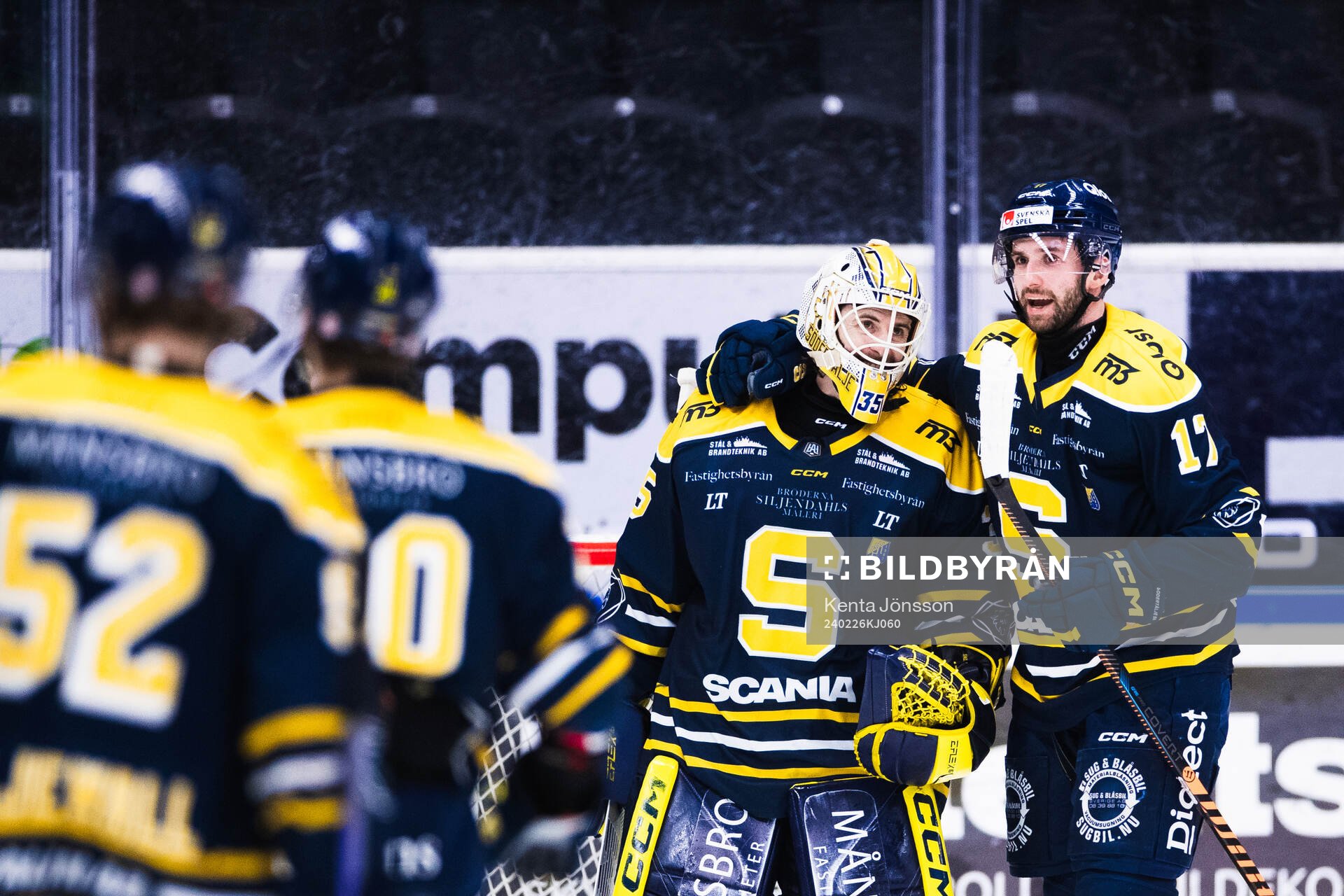 Södertäljes målvakt Tomas Sholl jublar med Amil Krupic