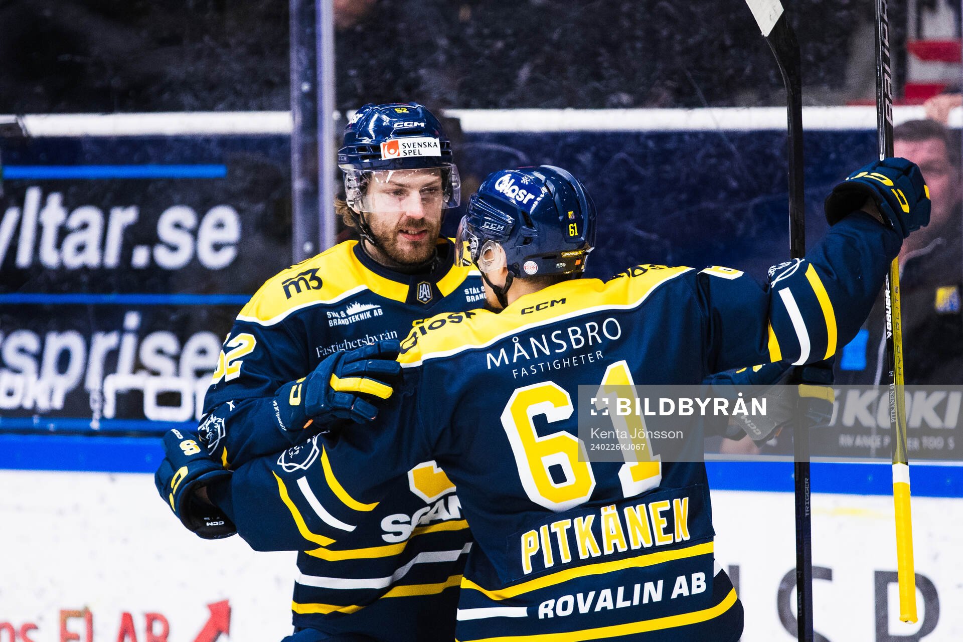 Södertäljes Christopher Liljewall jublar med Miikka