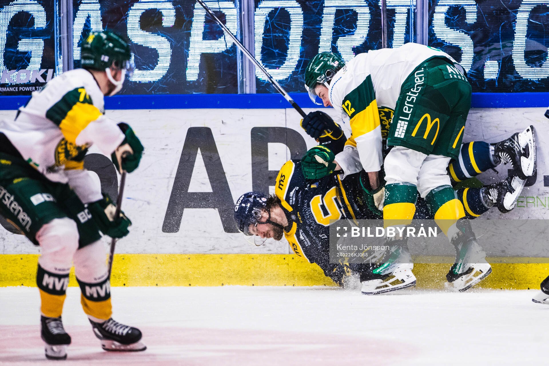 Södertäljes Olli Vainio och Björklövens Scott Pooley