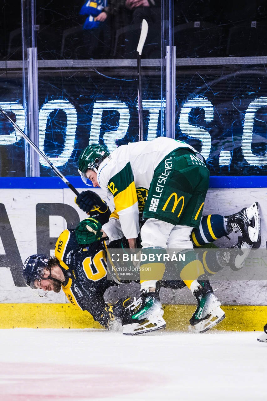 Södertäljes Olli Vainio och Björklövens Scott Pooley