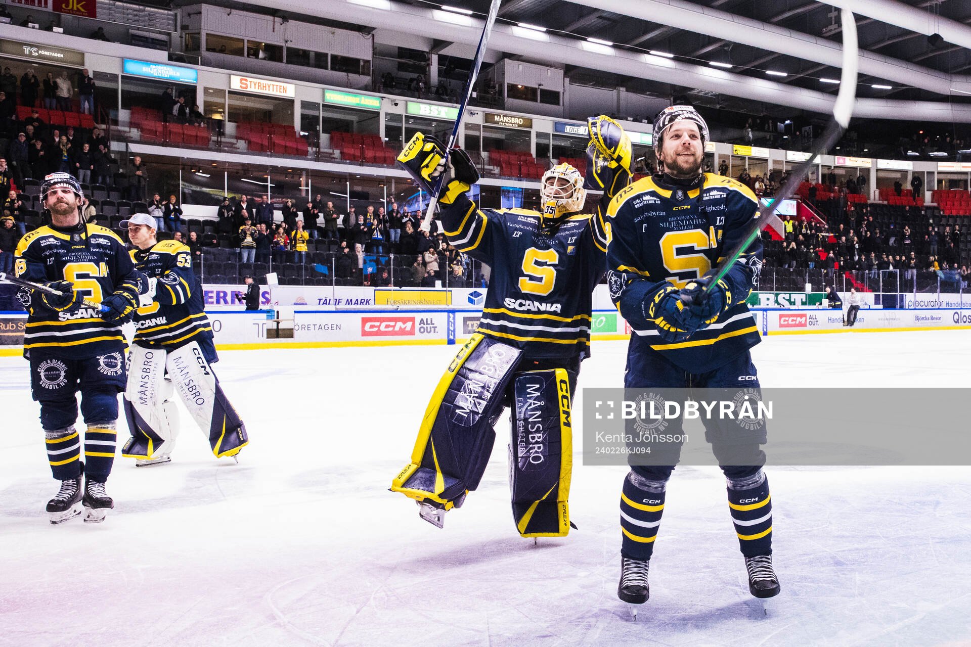 Södertäljes målvakt Tomas Sholl och Emil Alba jublar med