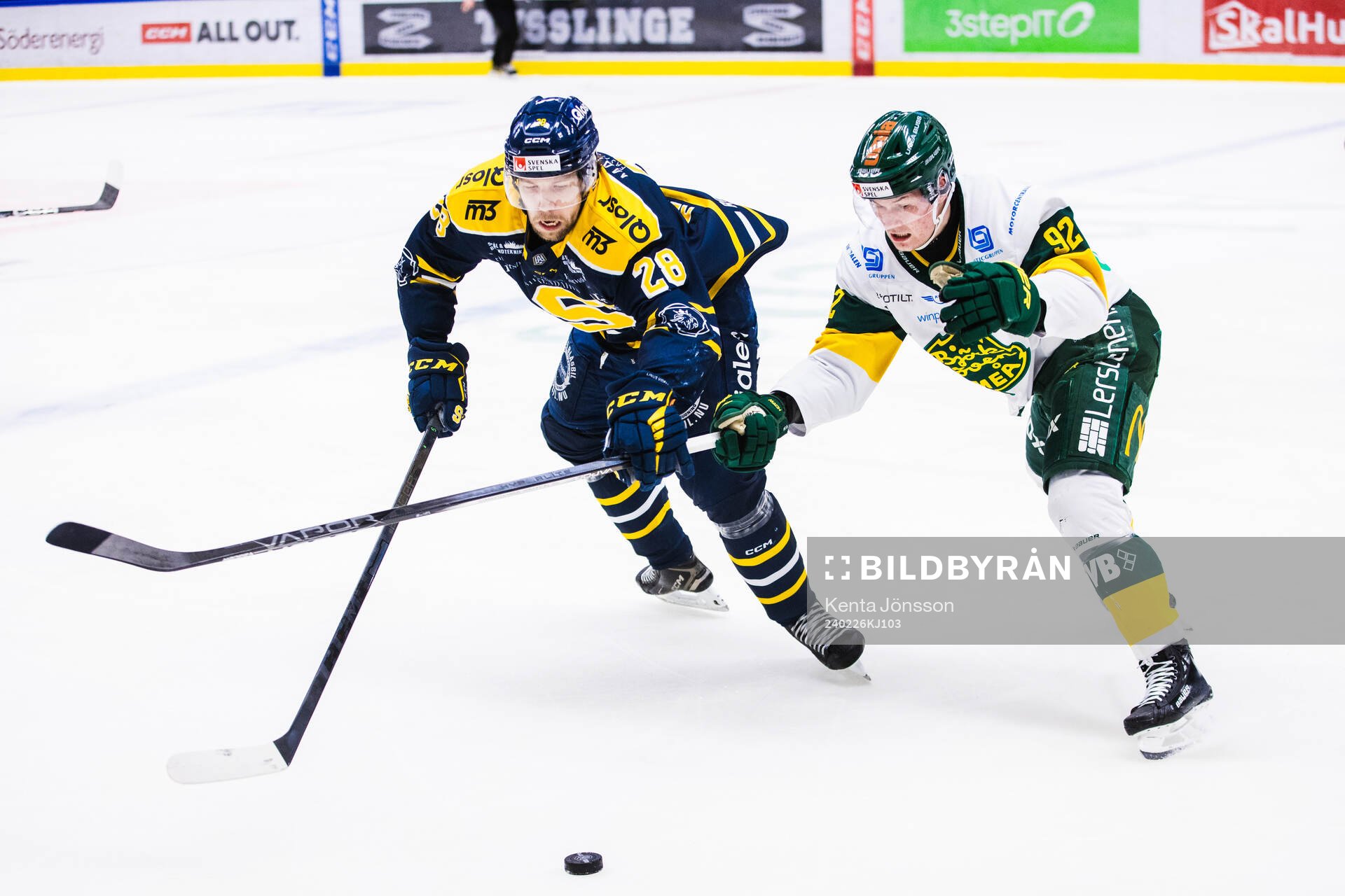 Södertäljes Emil Alba och Björklövens Viljami Juusola