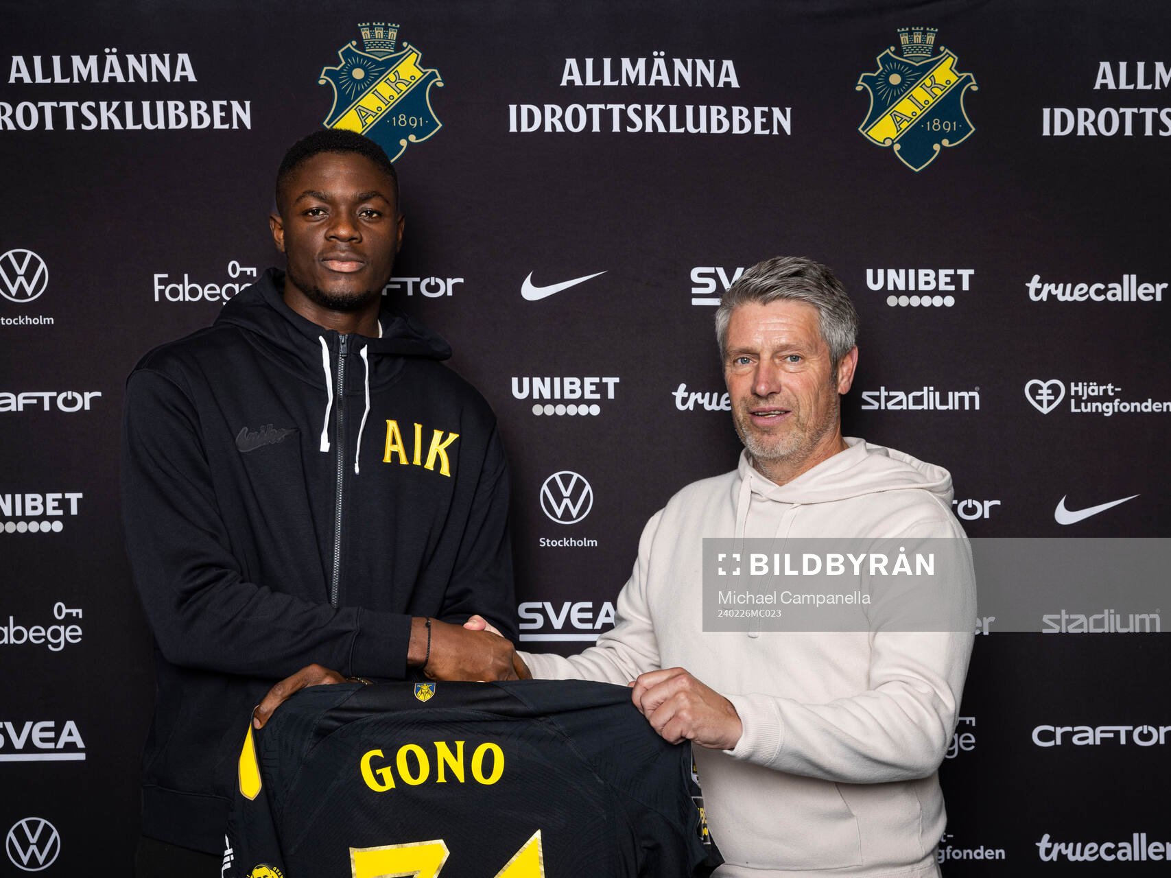 Emmanuel Gono och AIK sportchef Thomas Berntsen