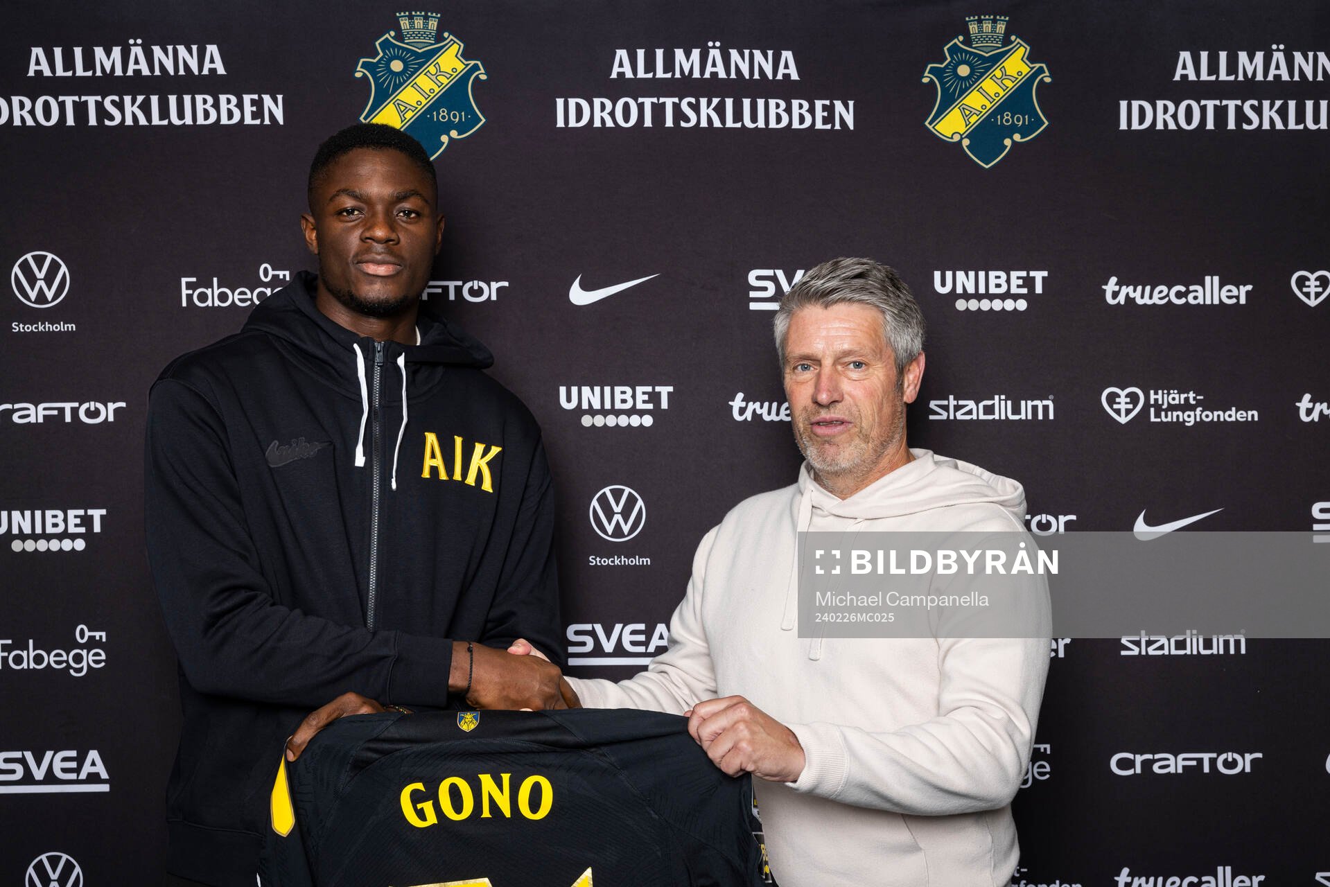 Emmanuel Gono och AIK sportchef Thomas Berntsen
