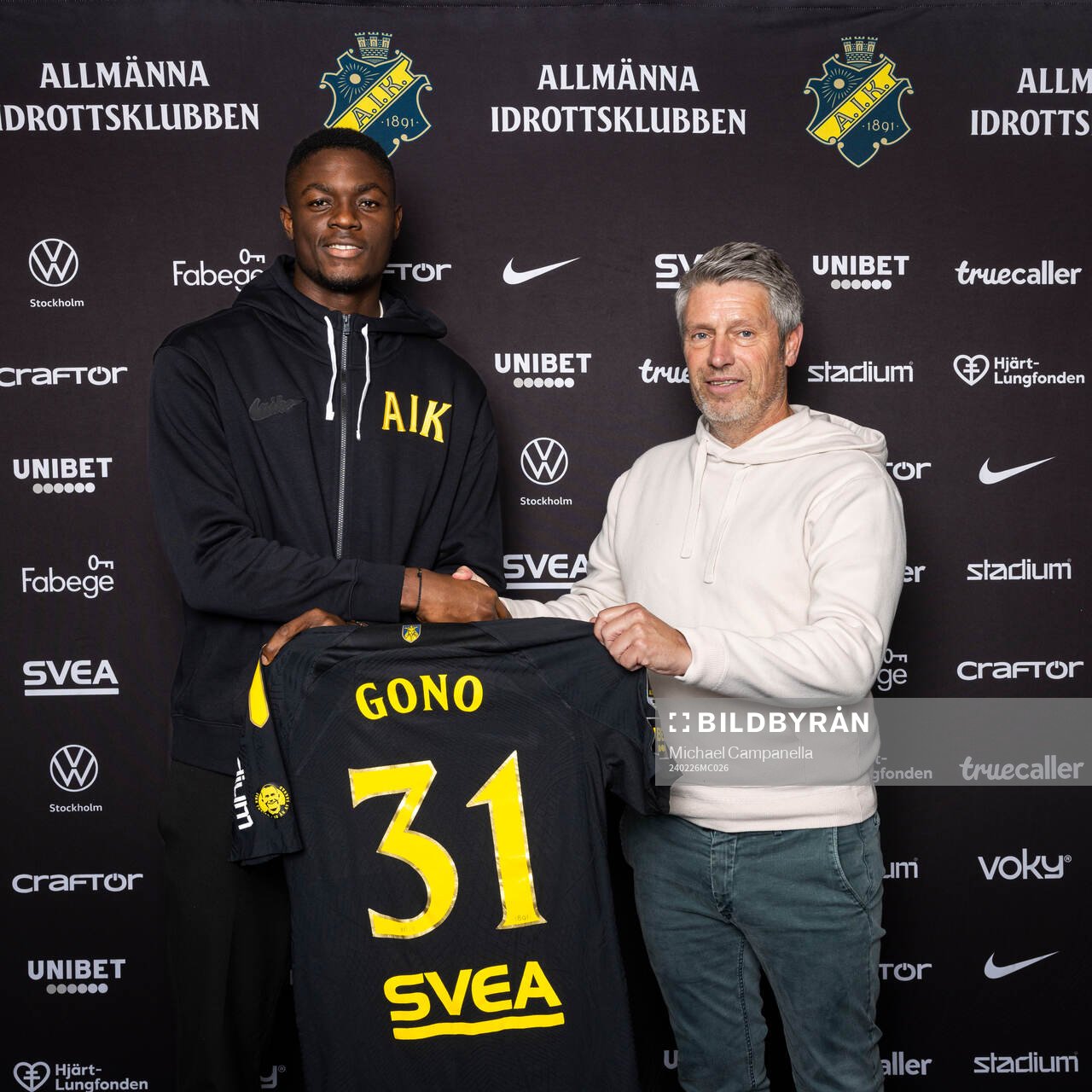 Emmanuel Gono och AIK sportchef Thomas Berntsen