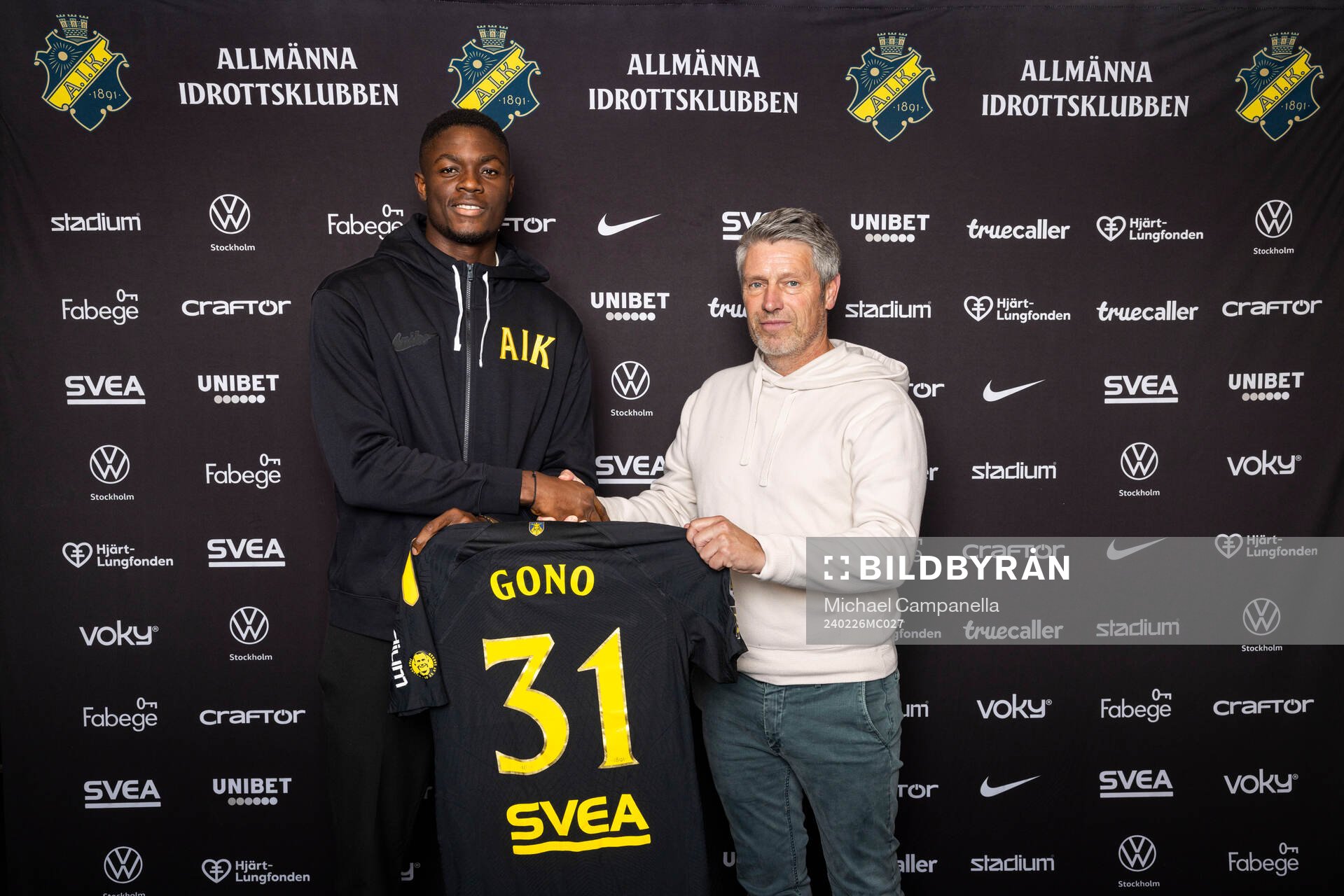 Emmanuel Gono och AIK sportchef Thomas Berntsen