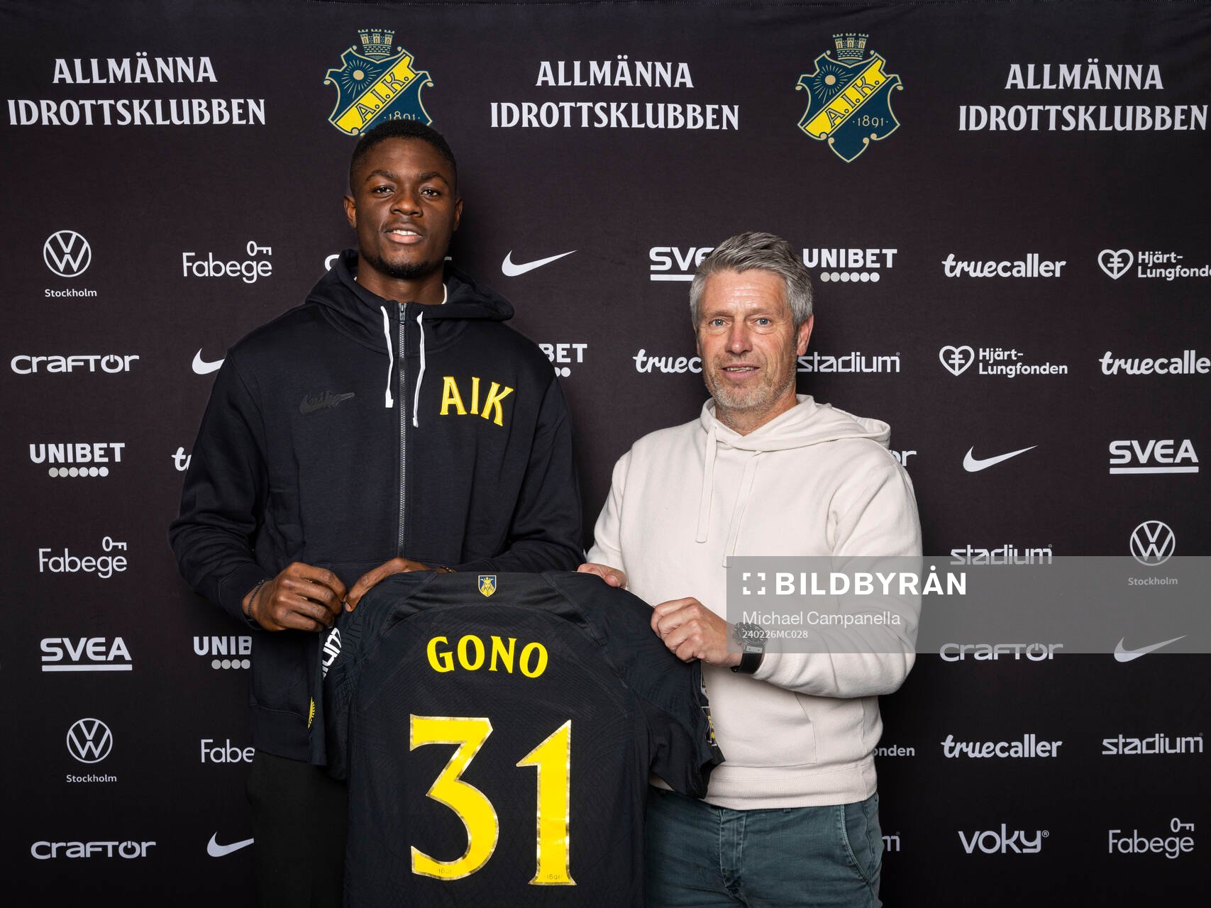 Emmanuel Gono och AIK sportchef Thomas Berntsen