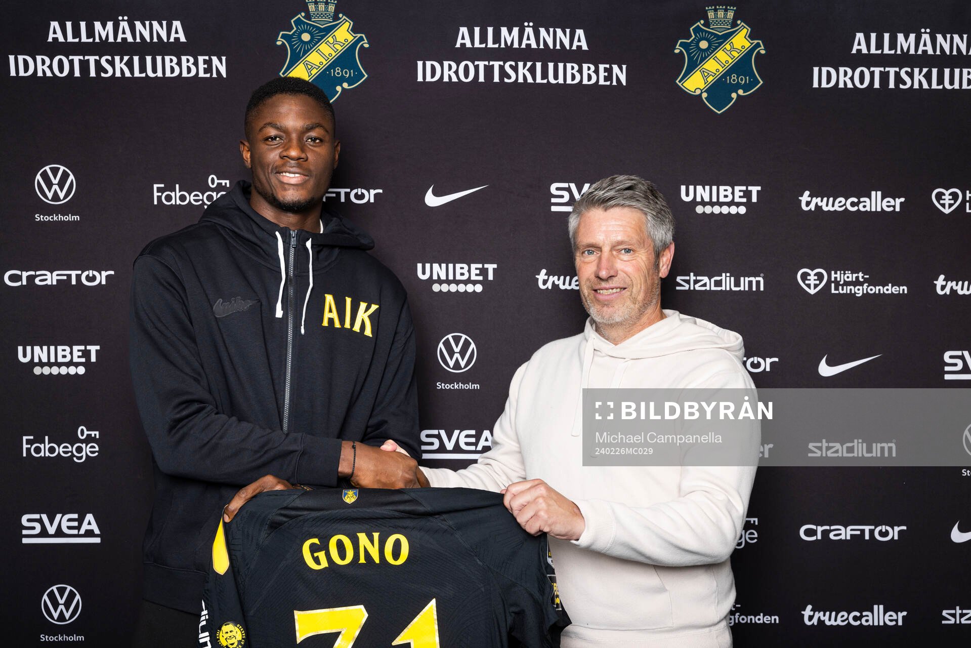 Emmanuel Gono och AIK sportchef Thomas Berntsen