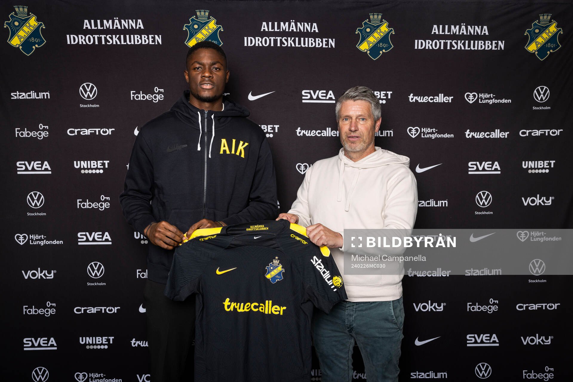 Emmanuel Gono och AIK sportchef Thomas Berntsen