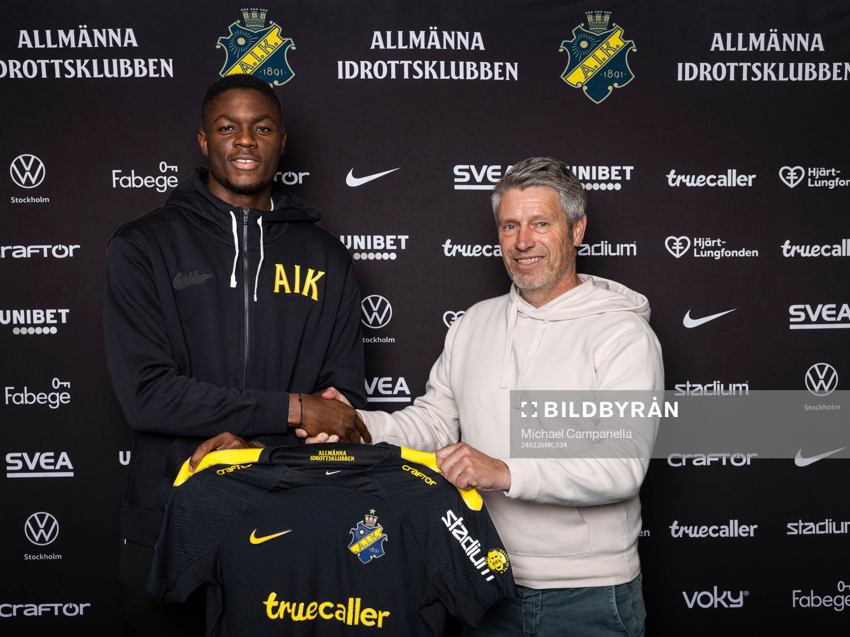 Emmanuel Gono och AIK sportchef Thomas Berntsen