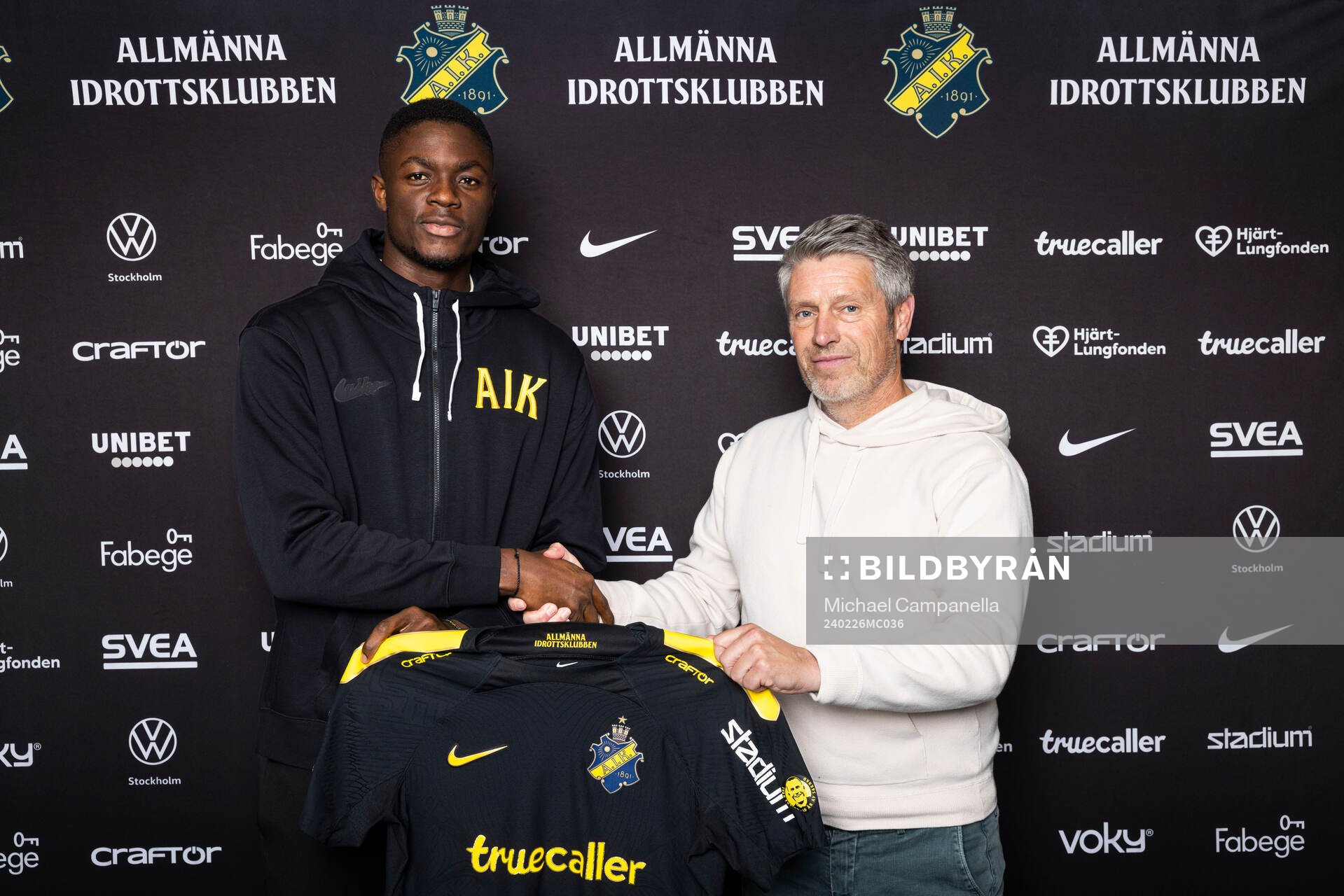Emmanuel Gono och AIK sportchef Thomas Berntsen