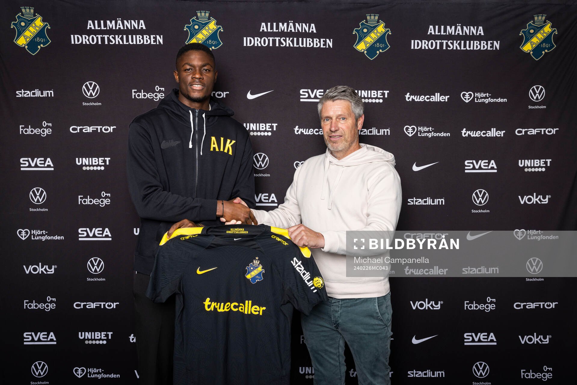 Emmanuel Gono och AIK sportchef Thomas Berntsen poserar för ett porträtt i samband med att han presenteras som nyförvärv av AIK den 26 februari 2024 i Stockholm.