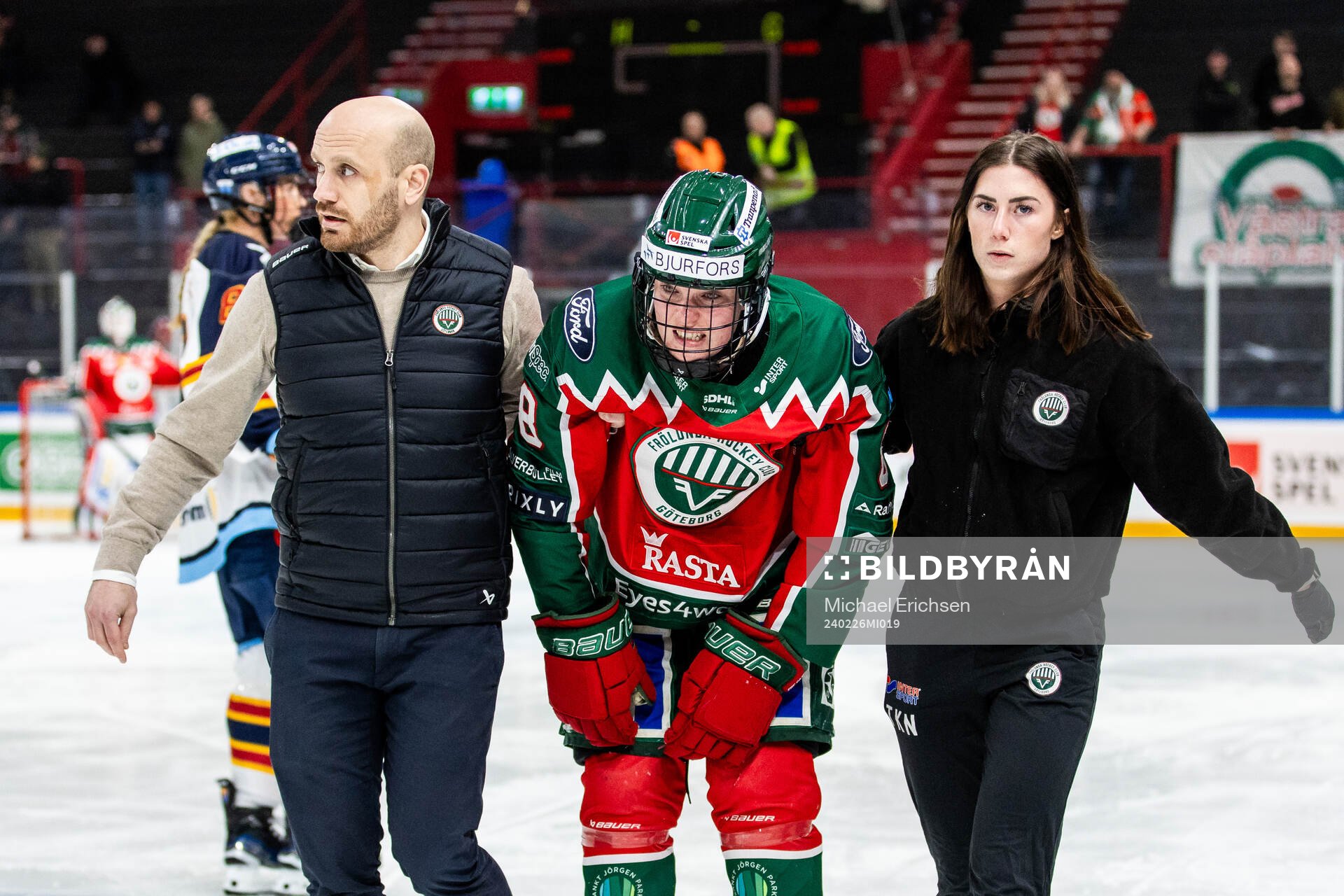 Frölundas Lindsay Agnew får hjälp av isen