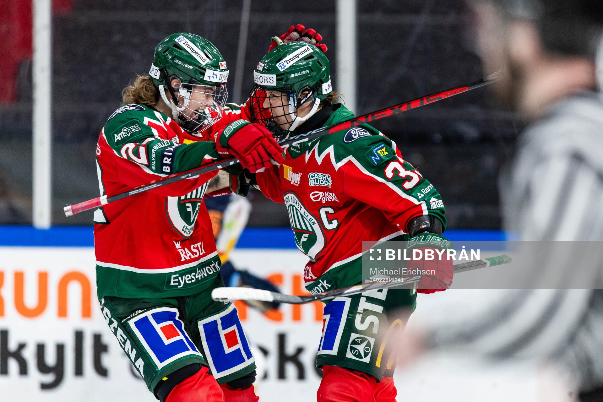 Frölundas Andrea Dalen och Michelle Karvinen jublar