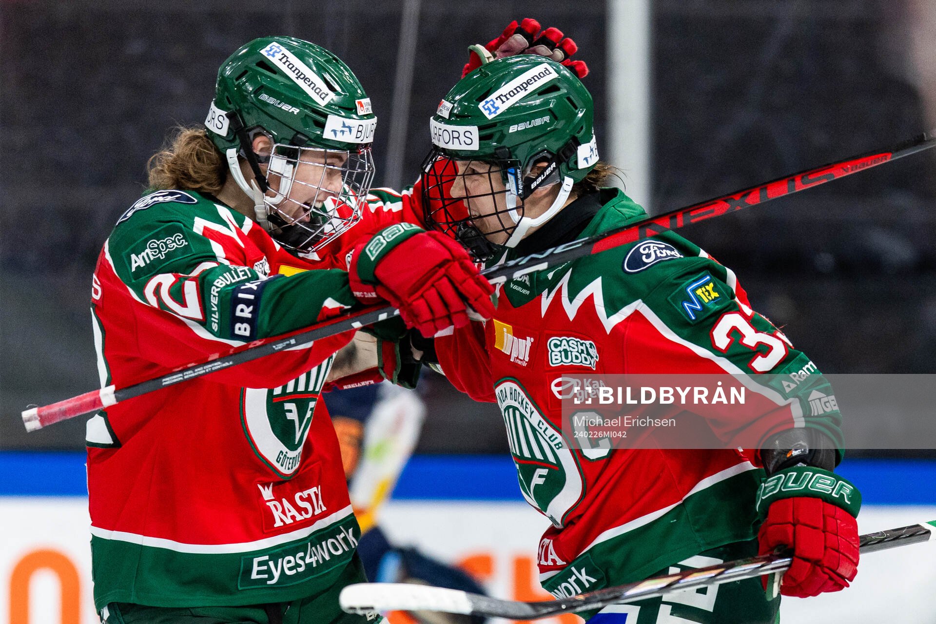 Frölundas Andrea Dalen och Michelle Karvinen jublar
