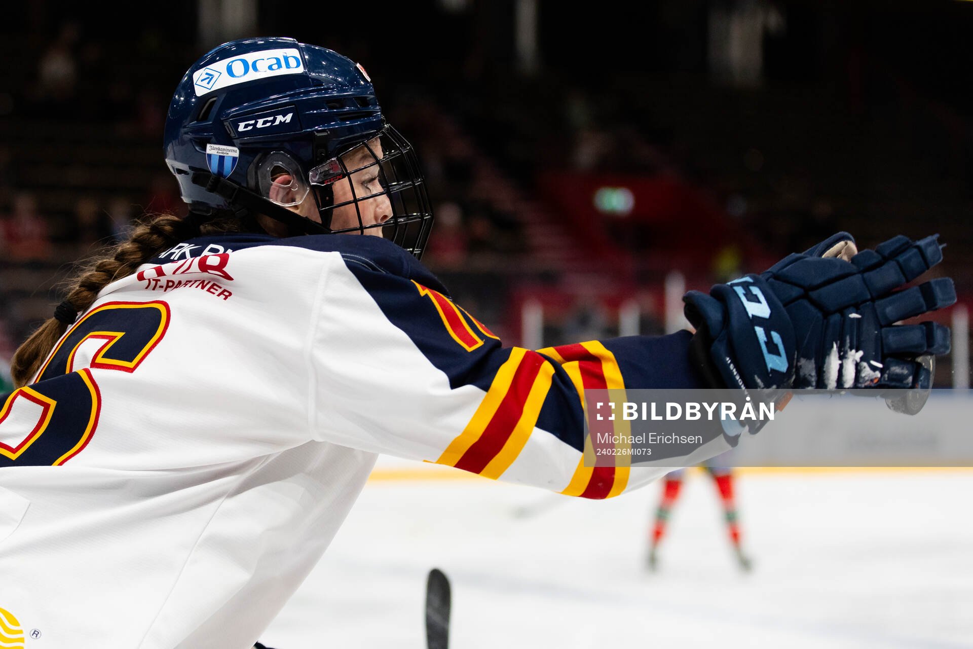 Djurgårdens Madeline Posick fångar pucken med handsken