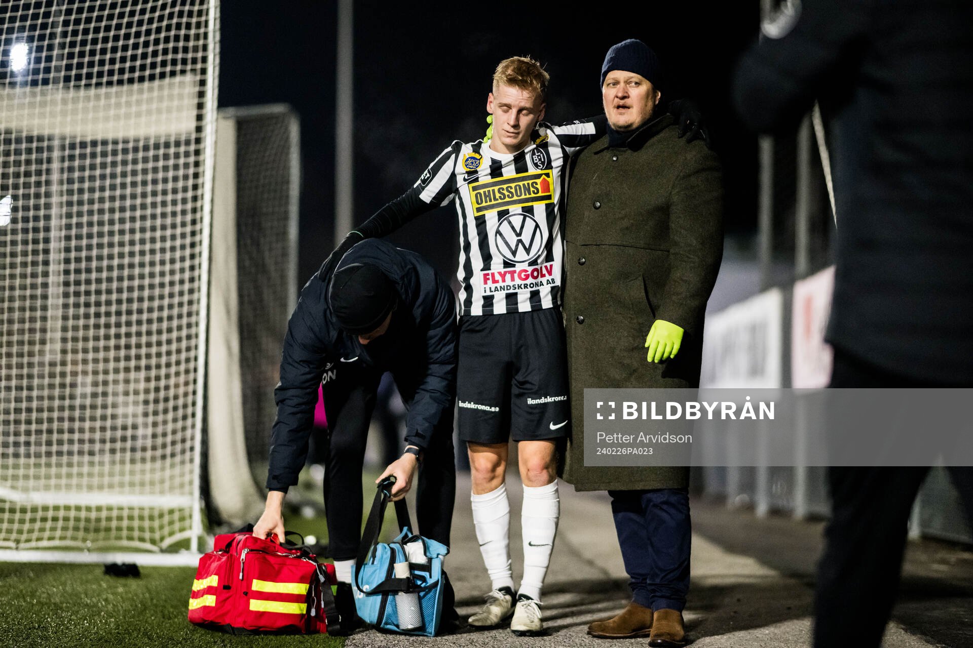 Landskronas Emil Lindman lämnar planen efter att ha skadat sig under fotbollsmatchen i Svenska Cupen mellan Landskrona och BK Häcken den 26 februari 2024 i Landskrona.