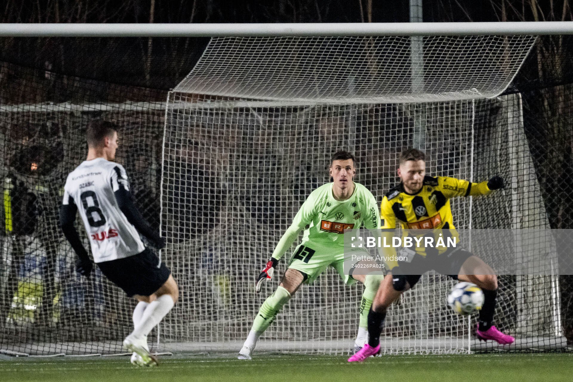 Landskronas Robin Dzabic och BK Häckens målvakt Andreas