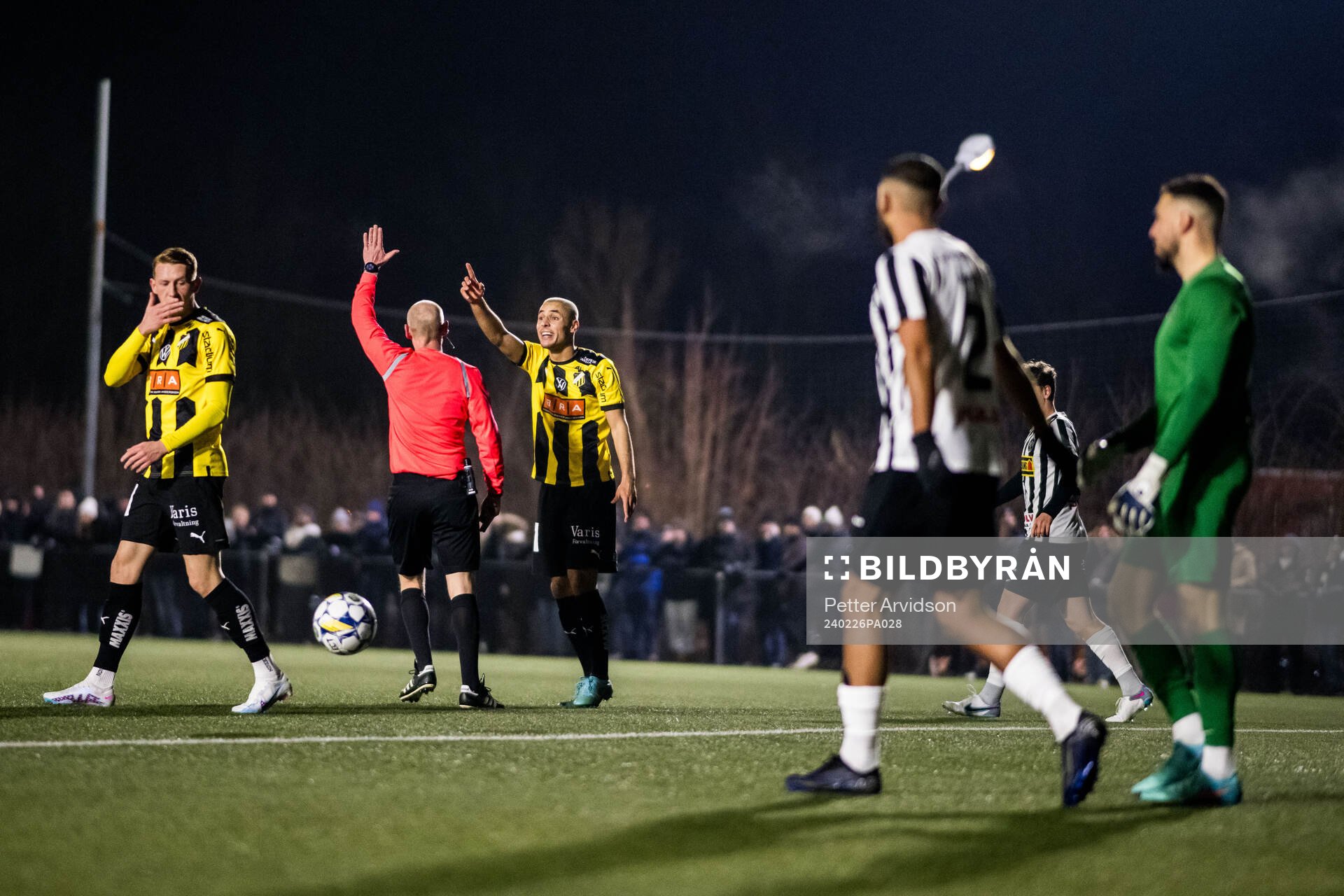 Domare Per Melin och BK Häckens Ali Youssef