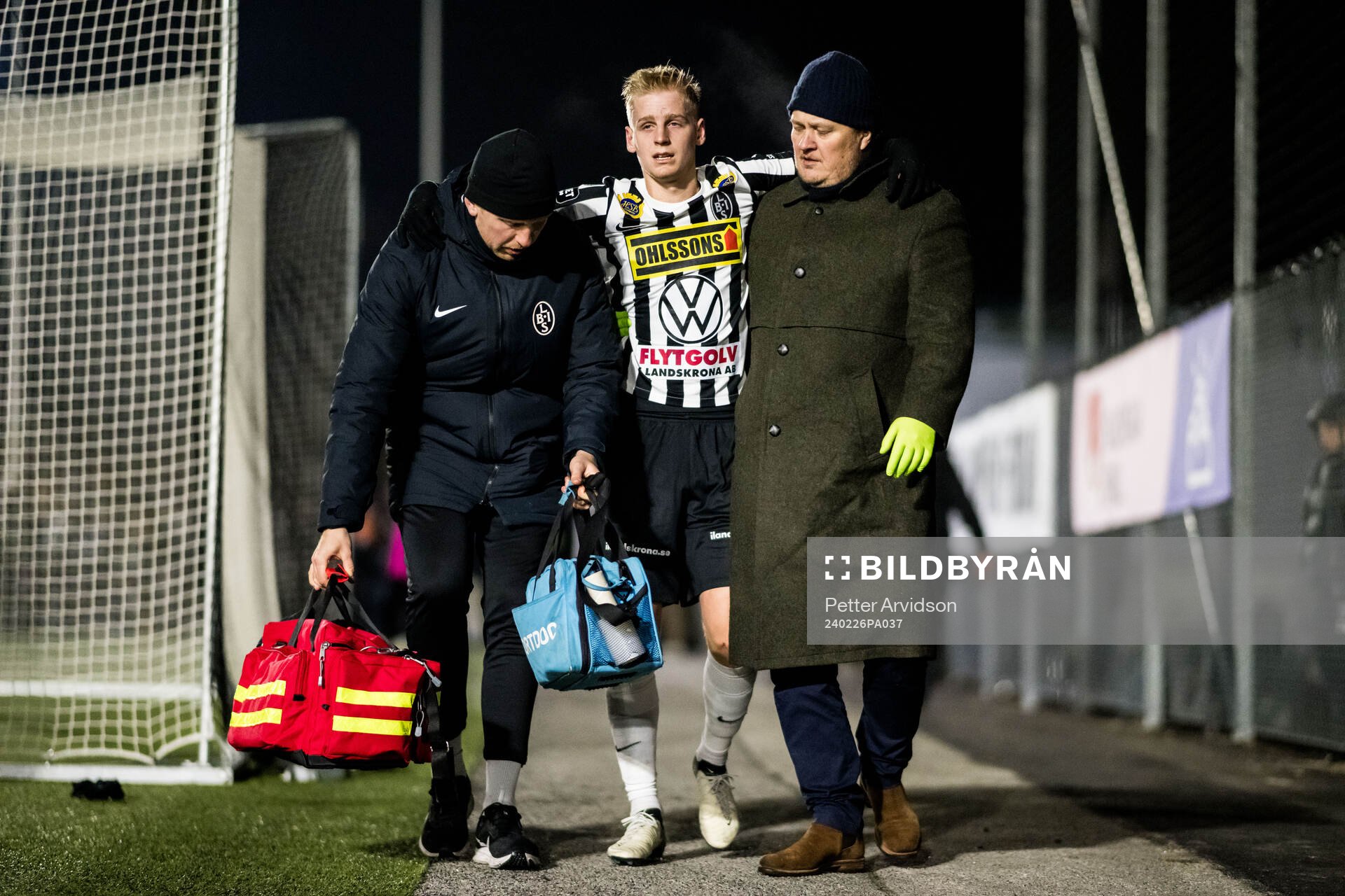 Landskronas Emil Lindman lämnar planen efter att ha skadat sig under fotbollsmatchen i Svenska Cupen mellan Landskrona och BK Häcken den 26 februari 2024 i Landskrona.