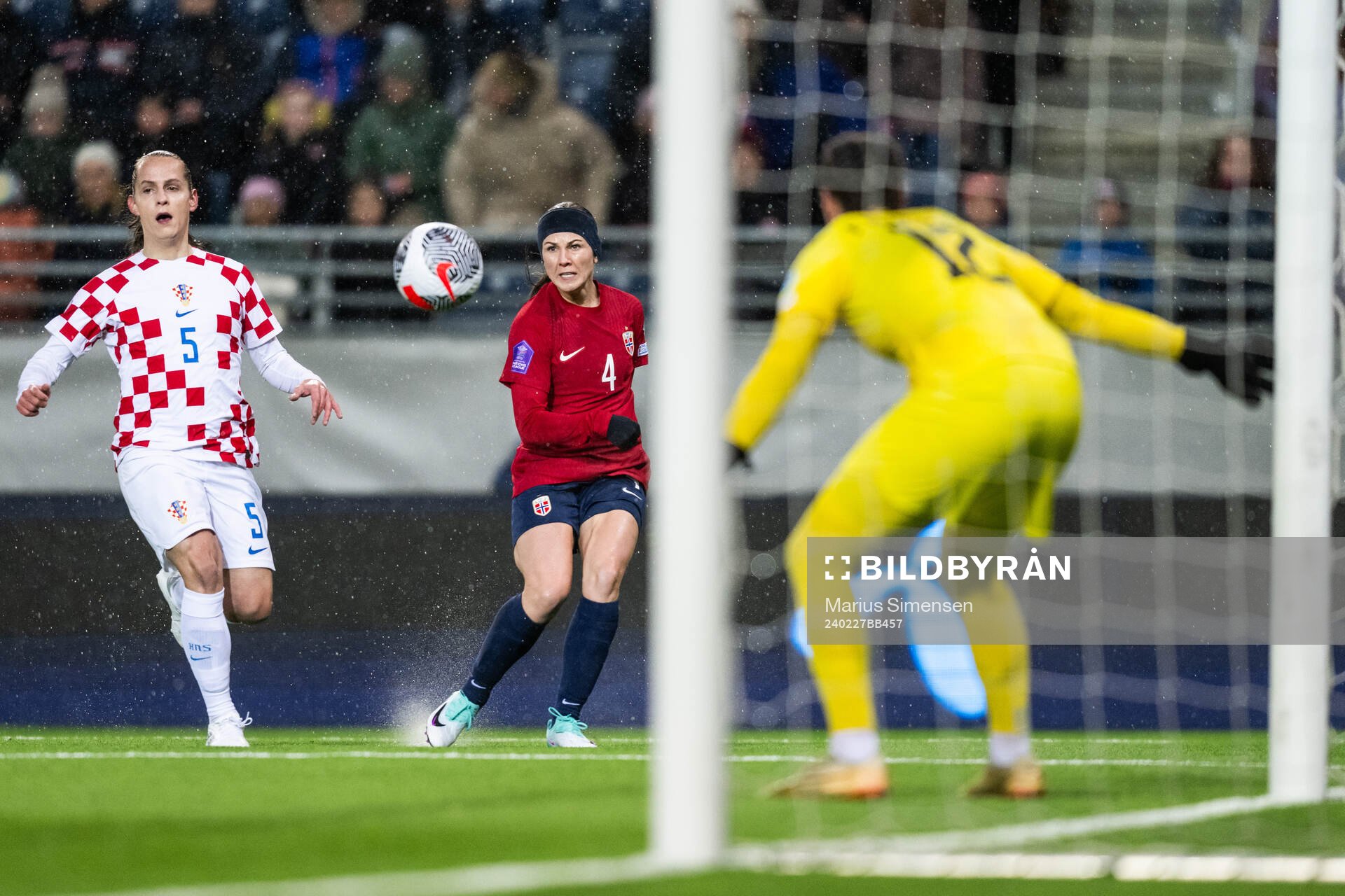 Kristina Nevrkla of Croatia and Tuva Hansen of Norway