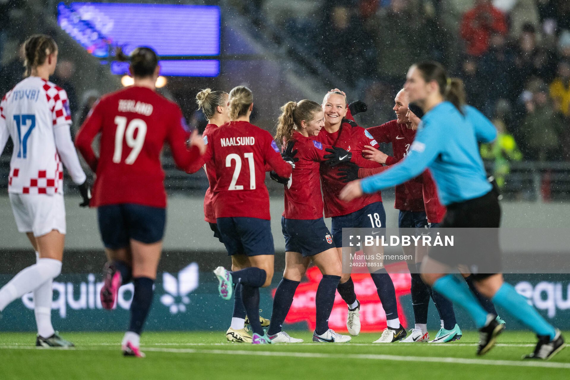 Frida Leonhardsen Maanum of Norway celebrates with team