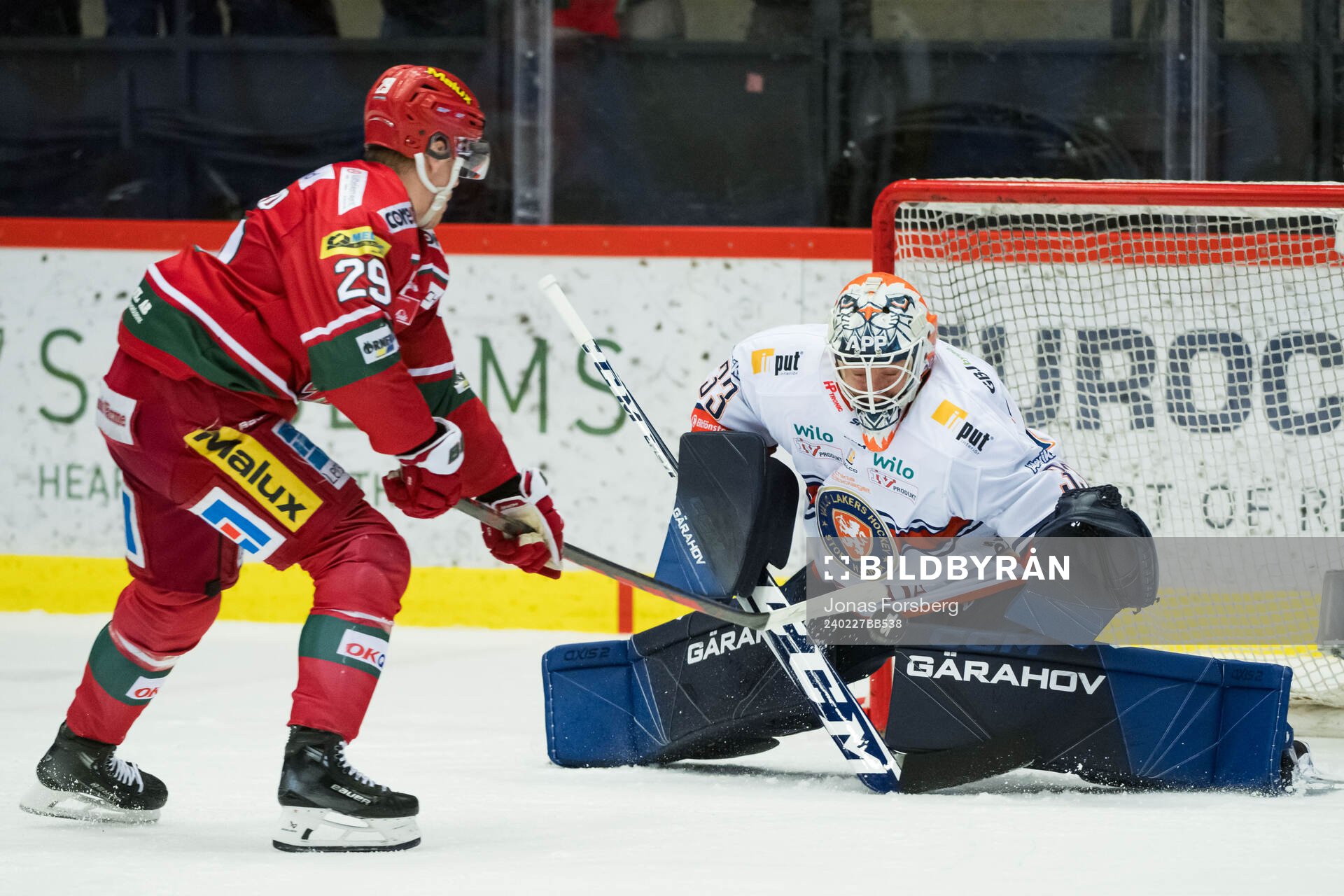Växjös målvakt Emil Larmi  och MoDos Mikkel Aagaard