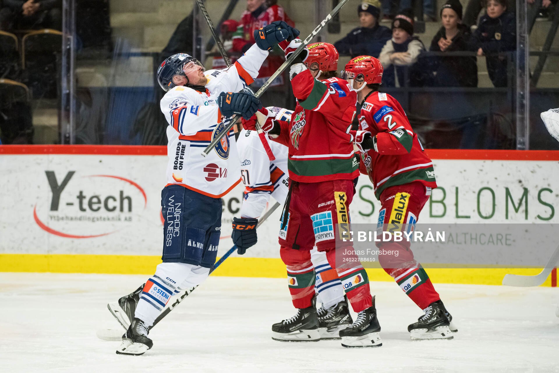 Växjös Gabriel Carlsson och MoDos Kyle Topping