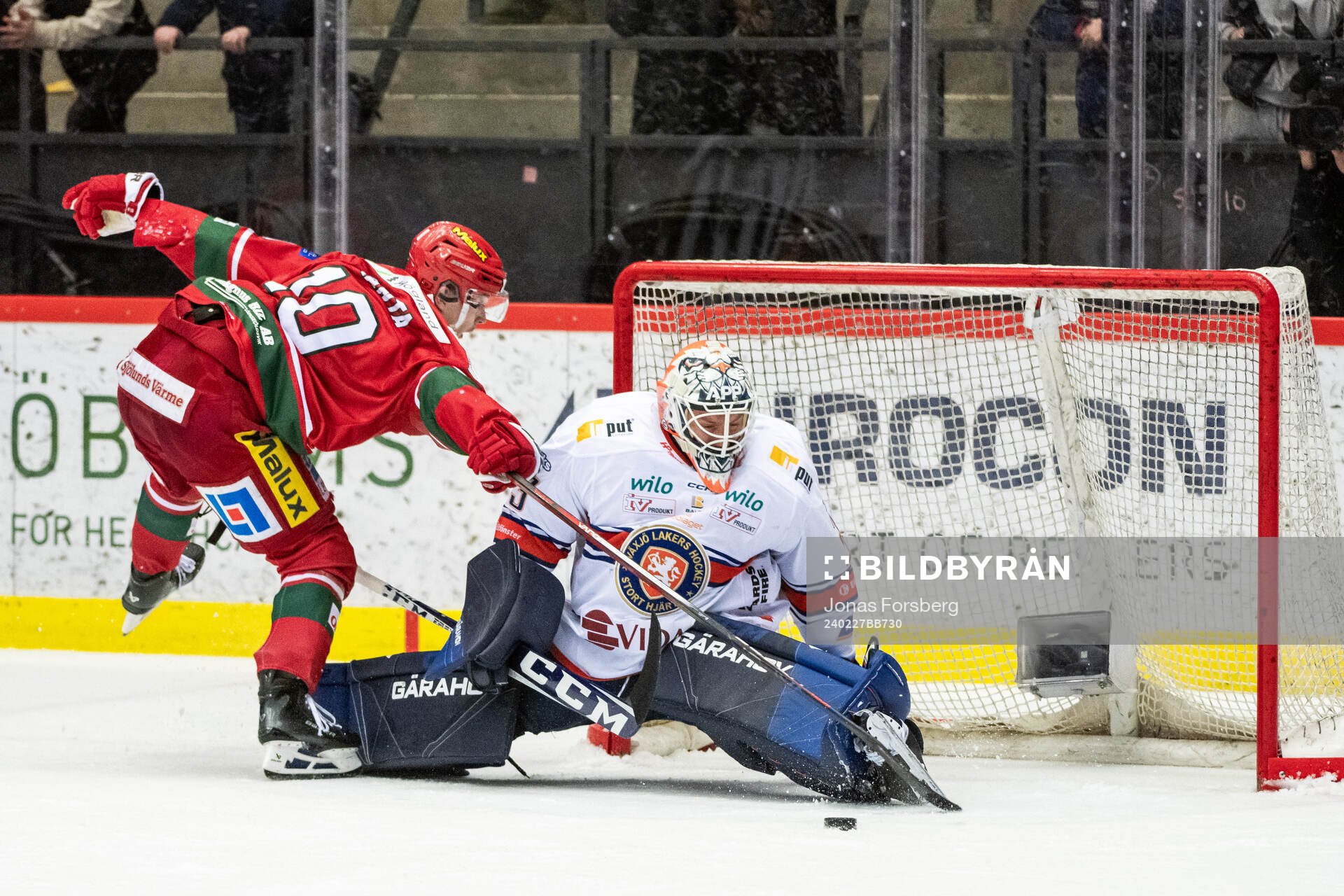 Växjös målvakt Emil Larmi räddar straff från MoDos