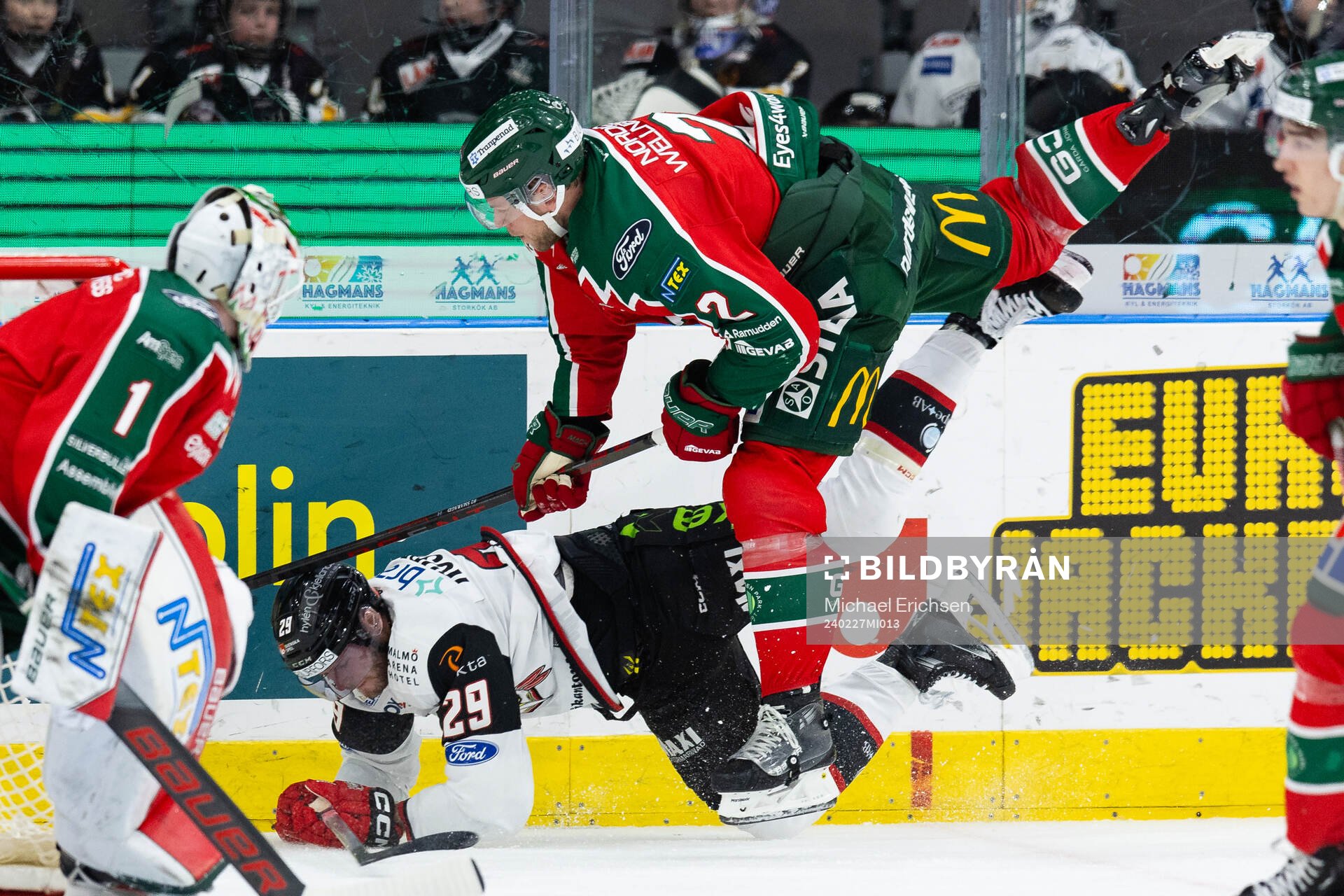 Frölundas Christian Folin tacklar Malmö Redhawks Kim