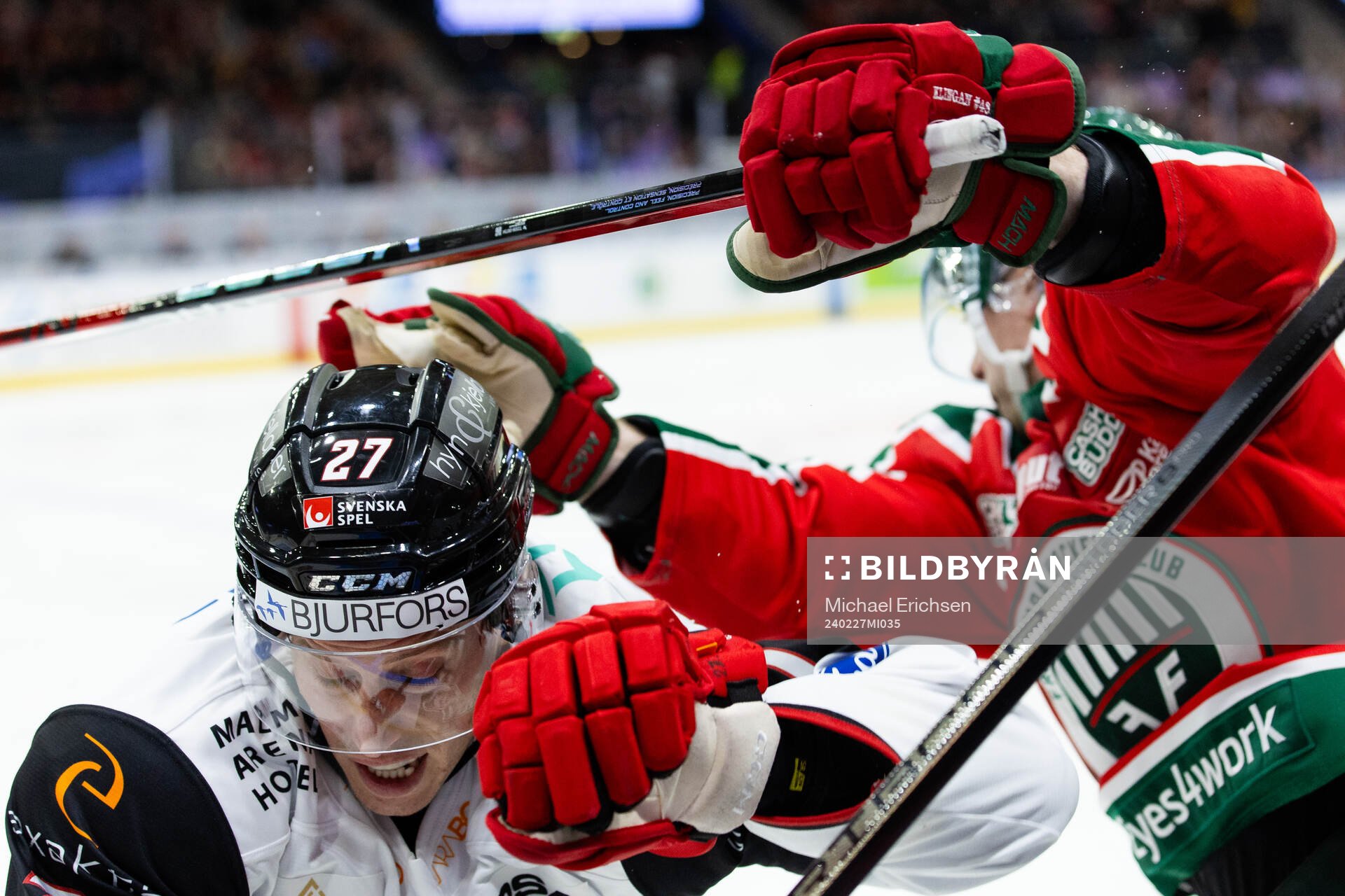 Frölundas Carl Klingberg tacklar Malmö Redhawks Robin
