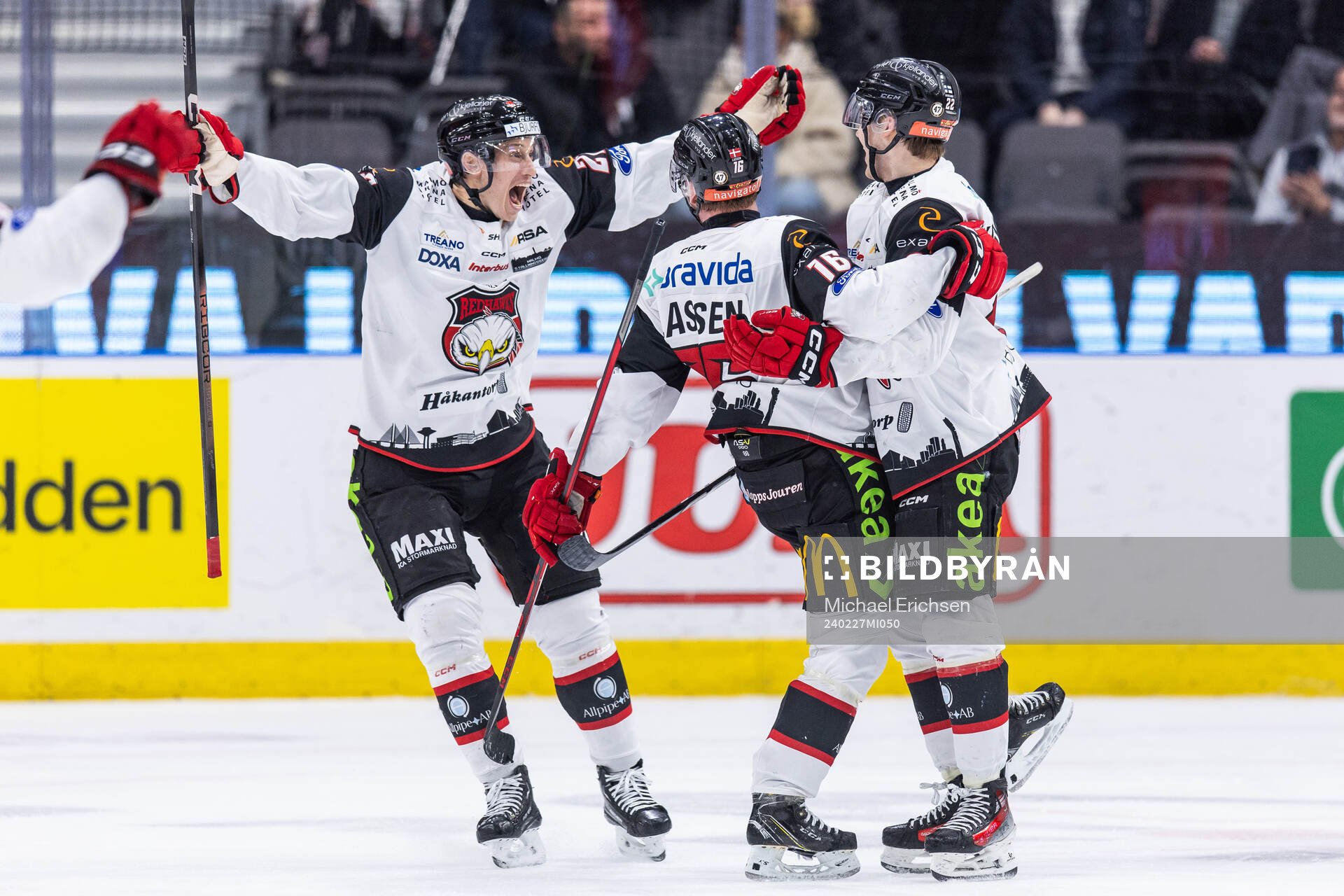 Malmö Redhawks Matias Lassen jublar med lagkamrater