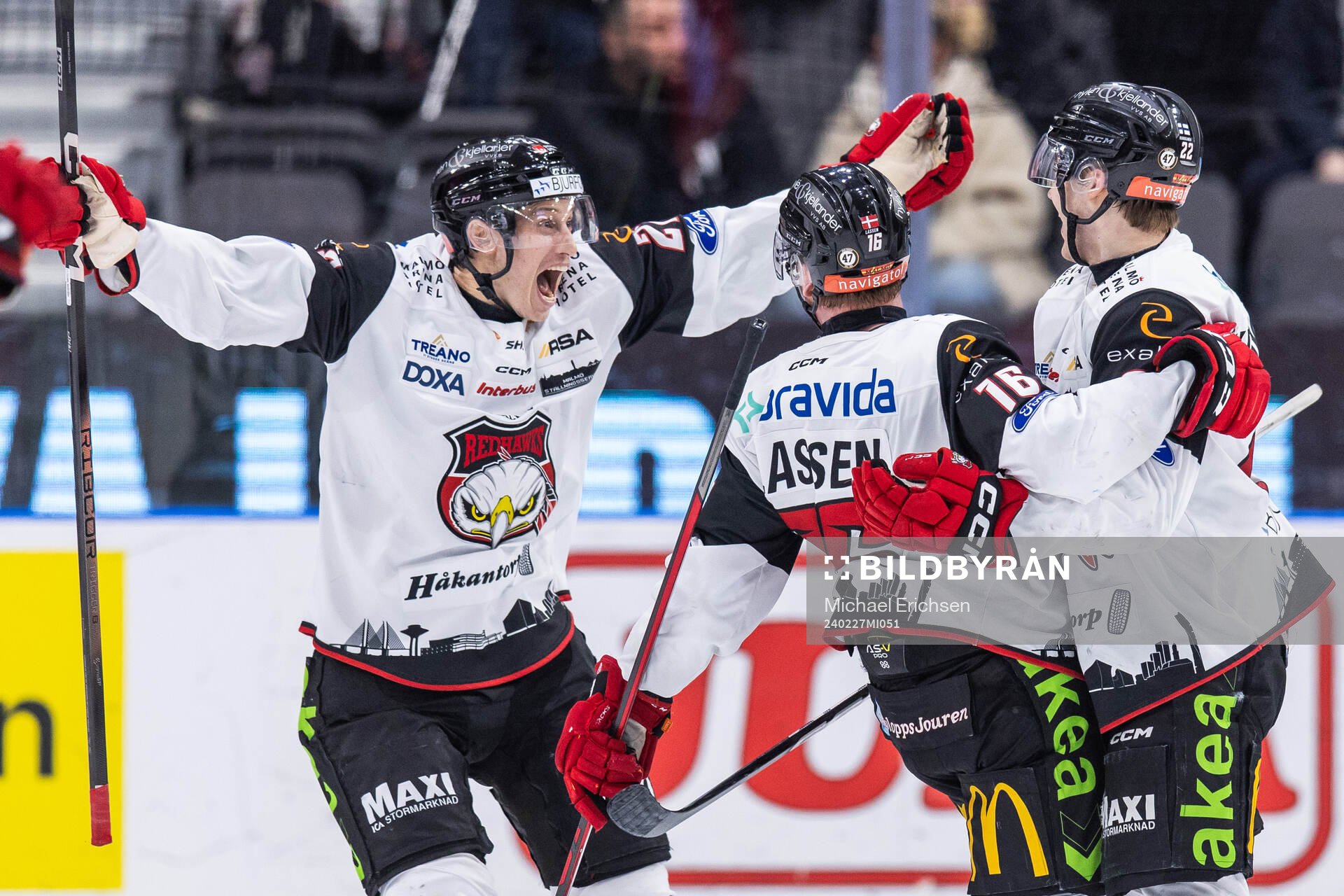 Malmö Redhawks Matias Lassen jublar med lagkamrater
