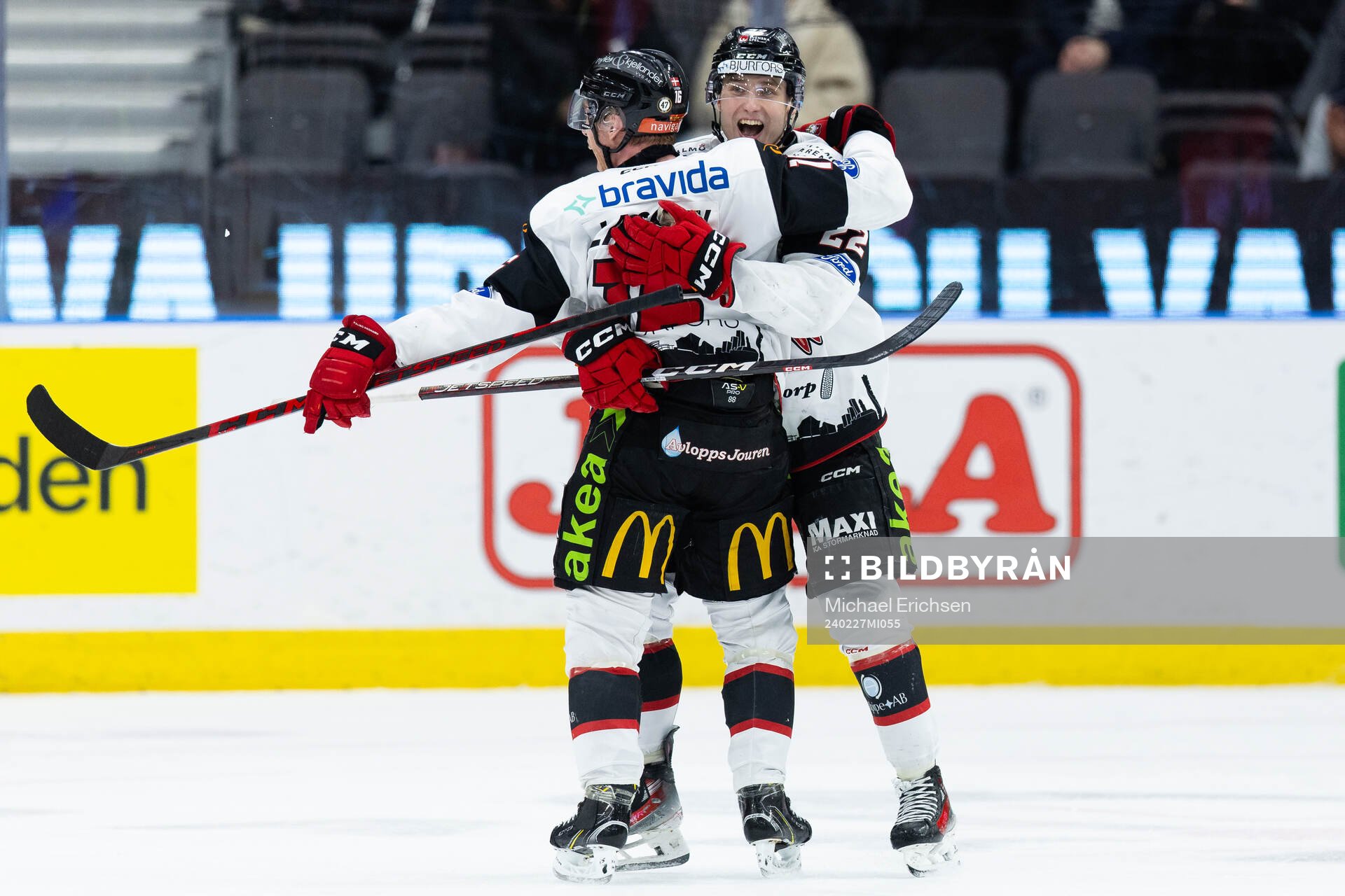 Malmö Redhawks Matias Lassen jublar ihop med Janne