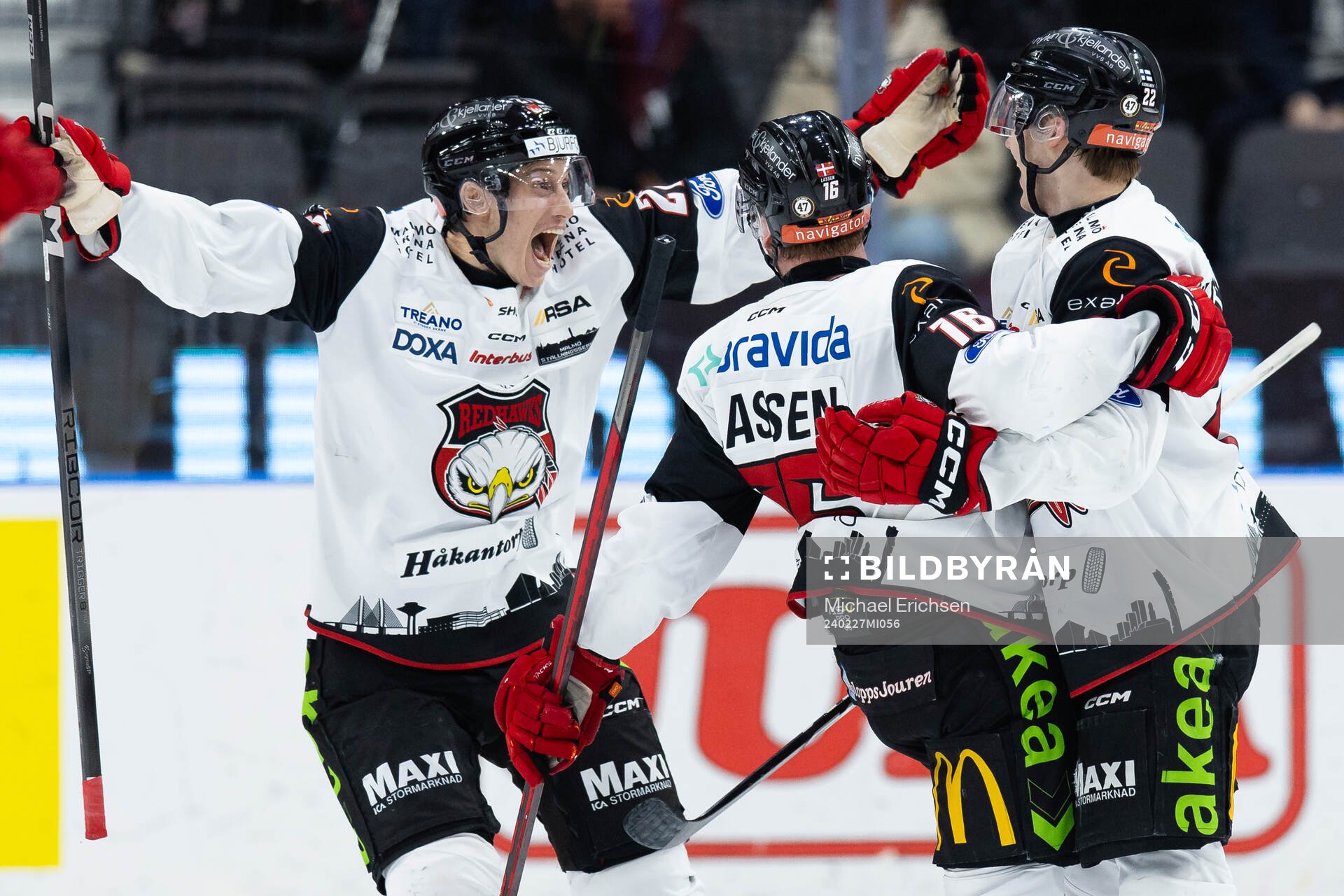 Malmö Redhawks Matias Lassen jublar ihop med Robin Alvarez